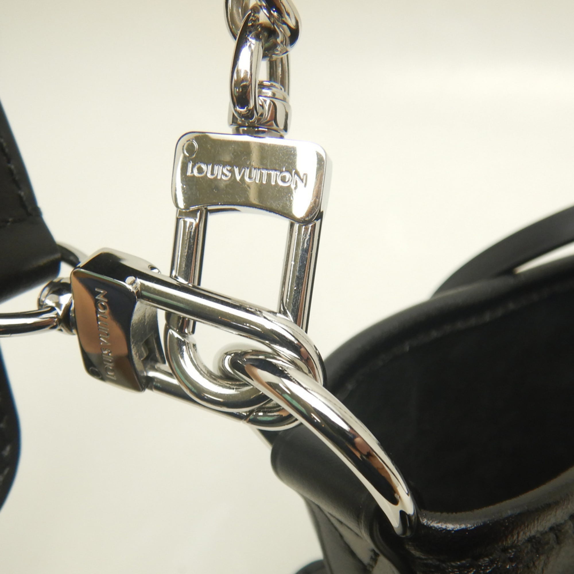Louis Vuitton Noir Leather Shoulder Bag (Pre-Owned)
