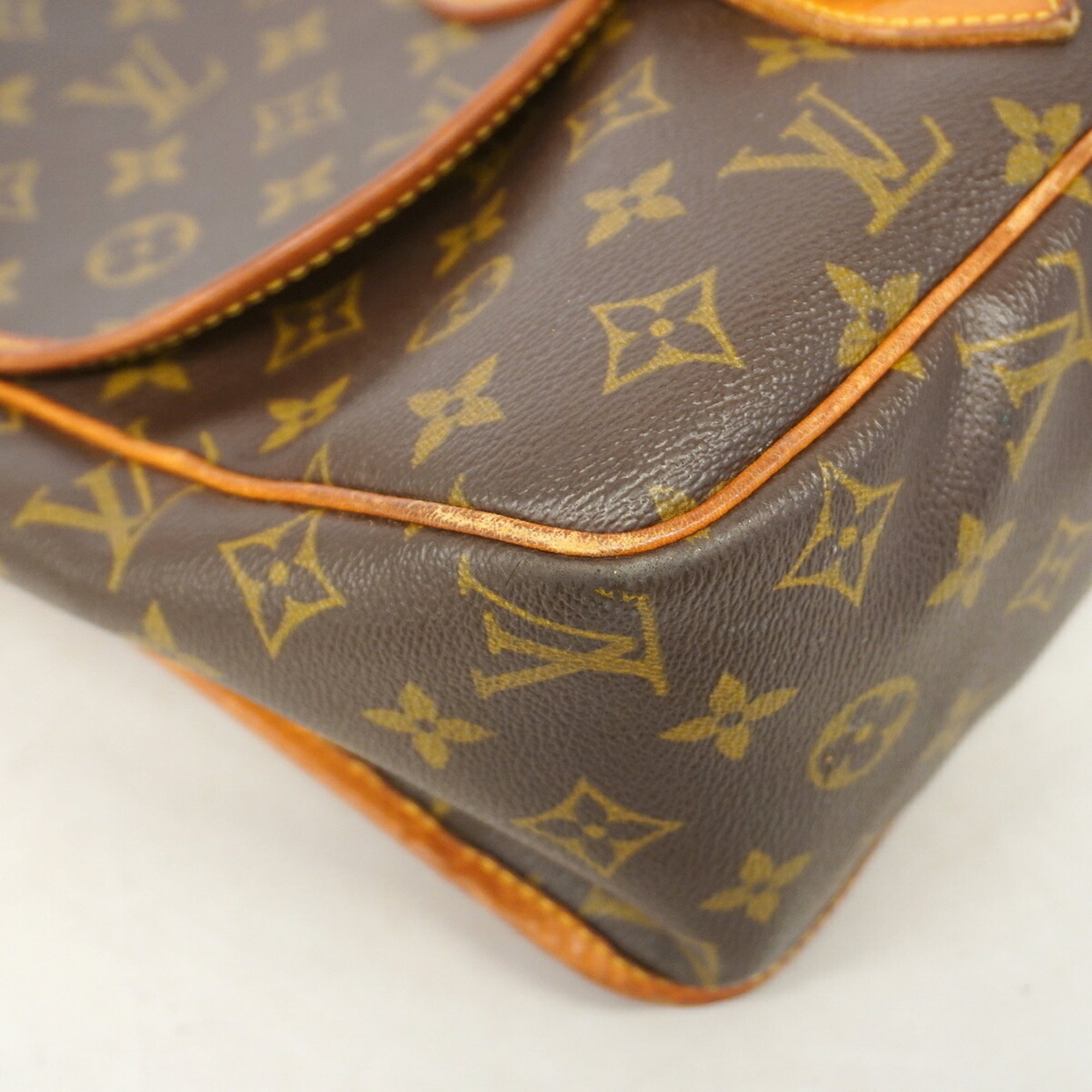 Louis Vuitton Brown Shoulder Bag (Pre-Owned)
