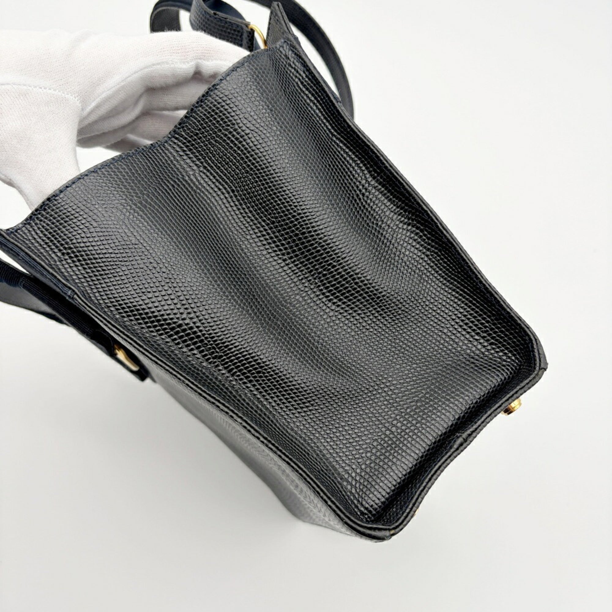 Salvatore Ferragamo Black Leather Handbag (Pre-Owned)