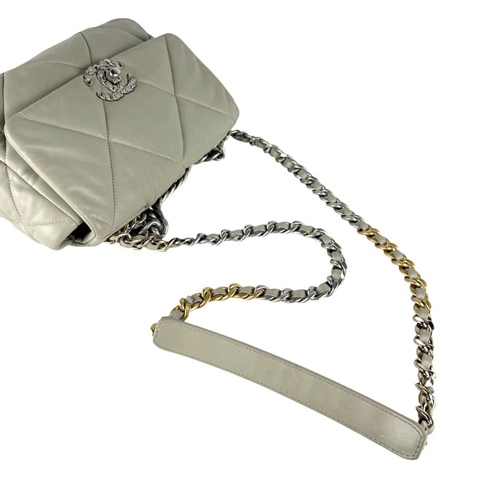 Chanel Gray Leather Shoulder Bag (Pre-Owned)