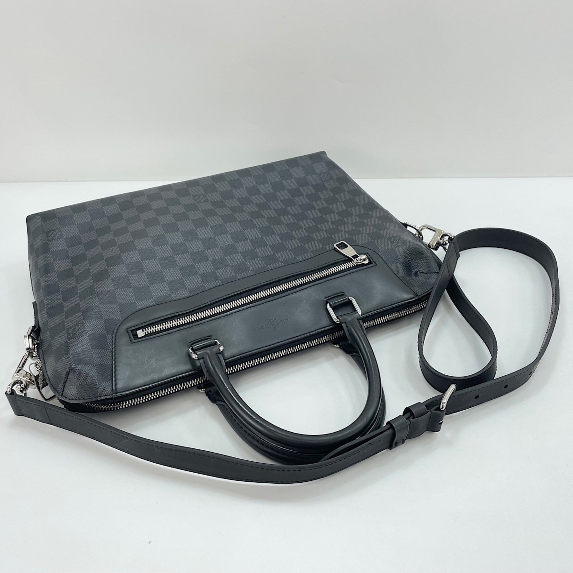 Louis Vuitton Black Handbag (Pre-Owned)
