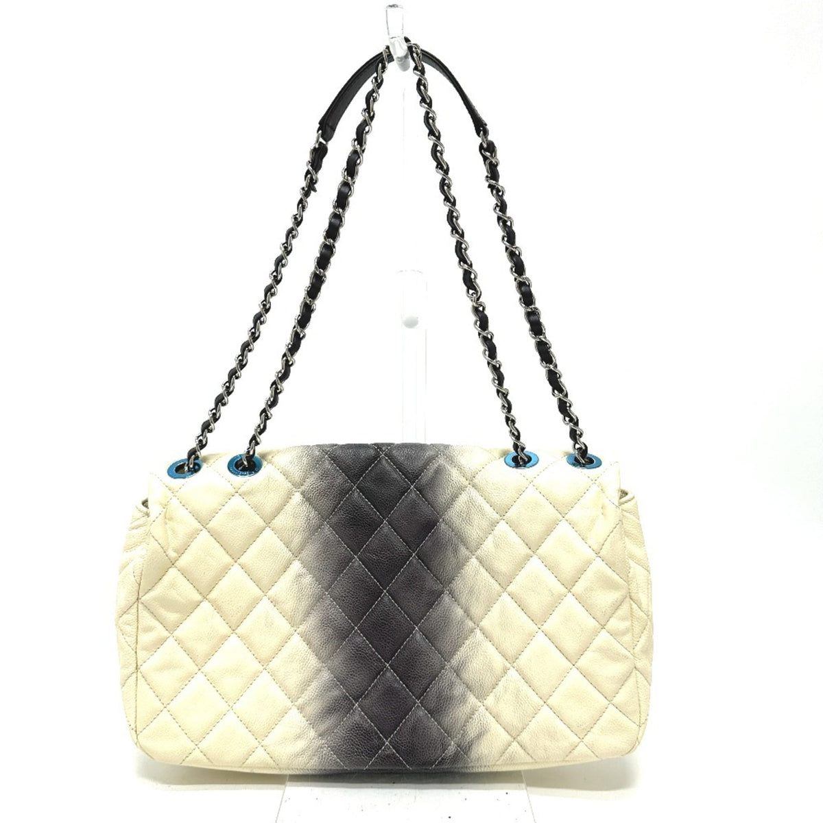 Chanel White Grained Calfskin Shoulder Bag (Pre-Owned)