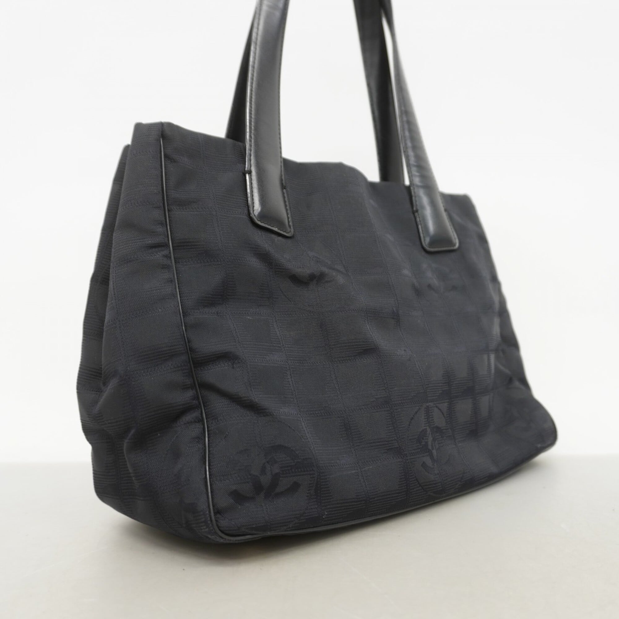 Chanel Black Nylon Tote Bag (Pre-Owned)