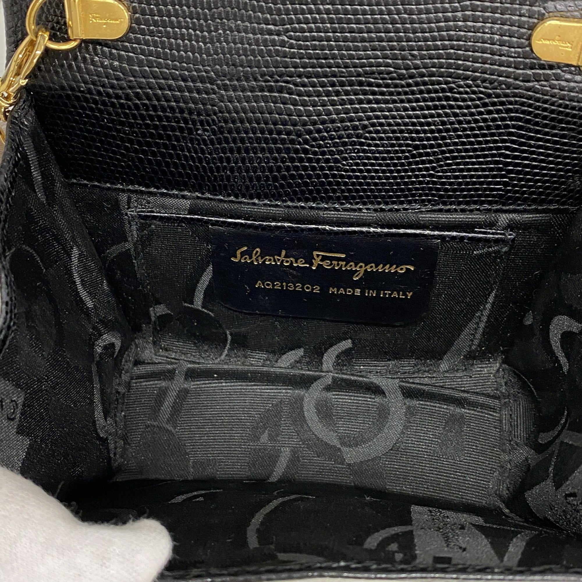 Salvatore Ferragamo Black Leather Shoulder Bag (Pre-Owned)