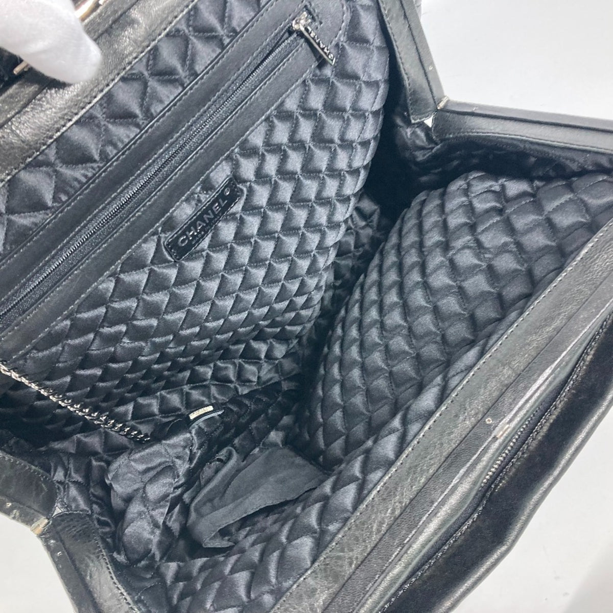 Chanel Black Leather Shoulder Bag (Pre-Owned)