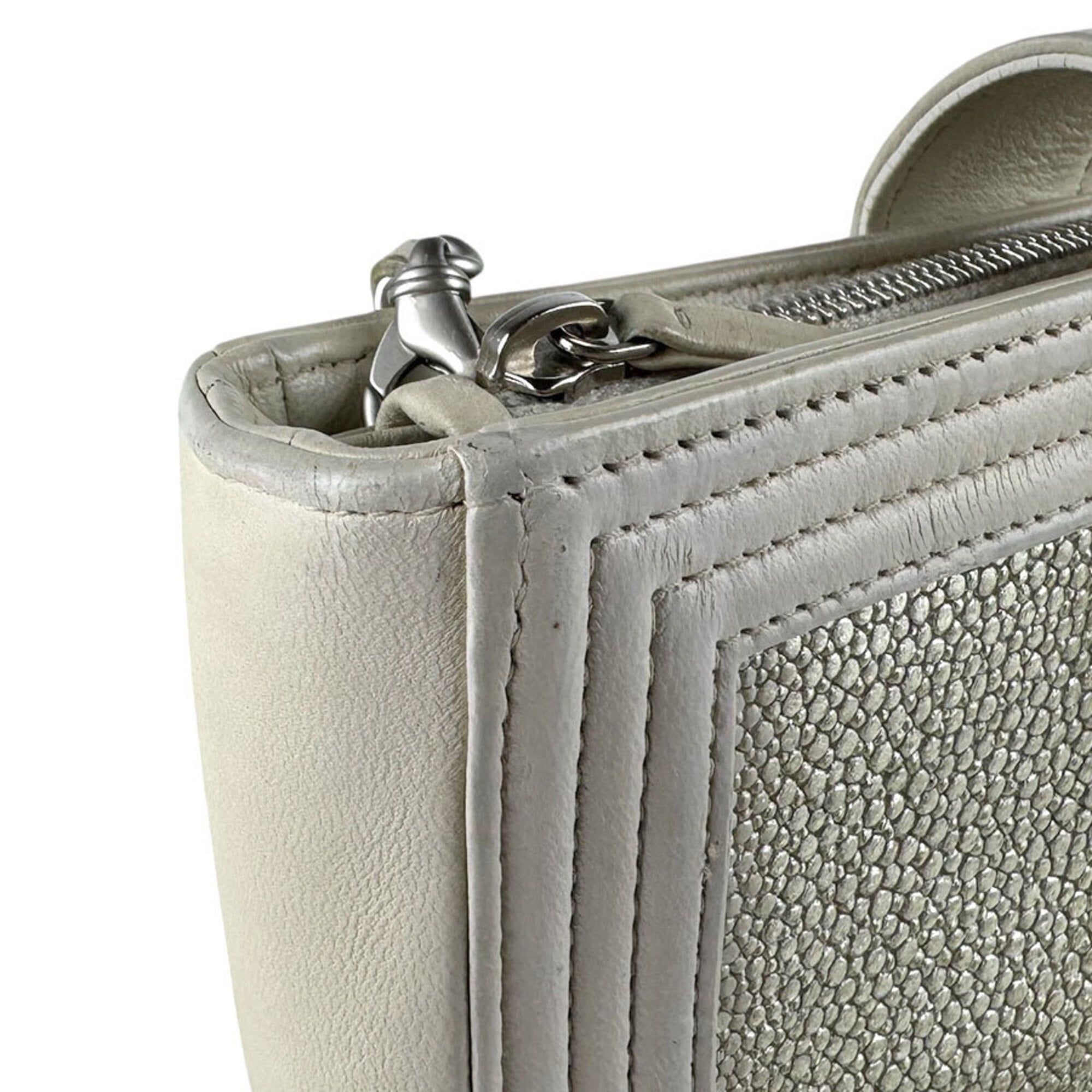 Chanel Ivory Leather Shoulder Bag (Pre-Owned)