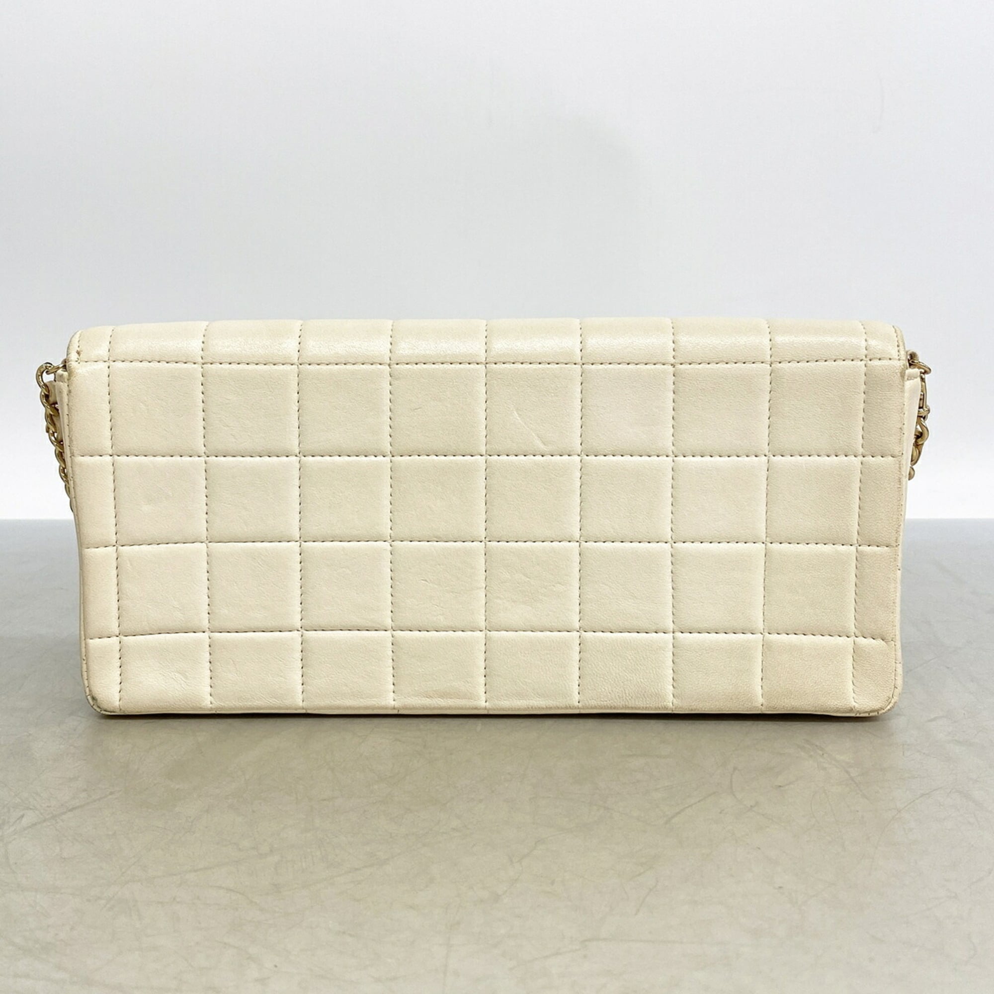 Chanel White Leather Shoulder Bag (Pre-Owned)