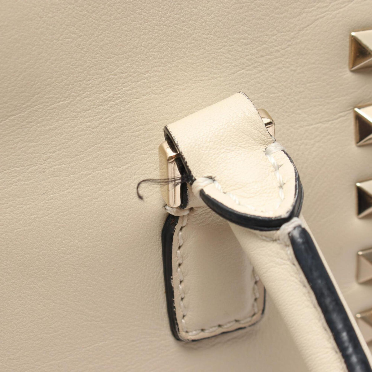 Valentino Ivory Leather Handbag (Pre-Owned)