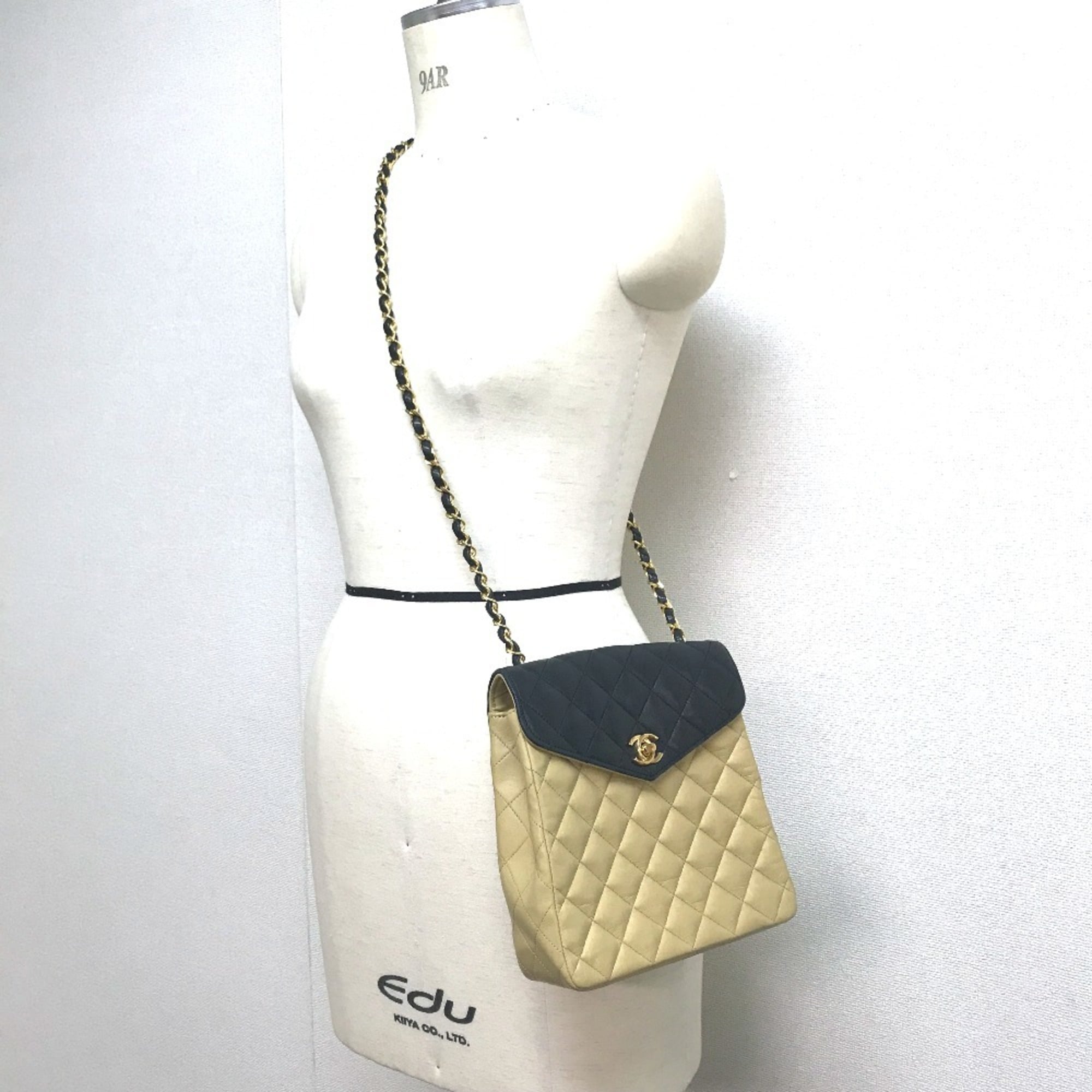Chanel Beige Black Leather Shoulder Bag (Pre-Owned)