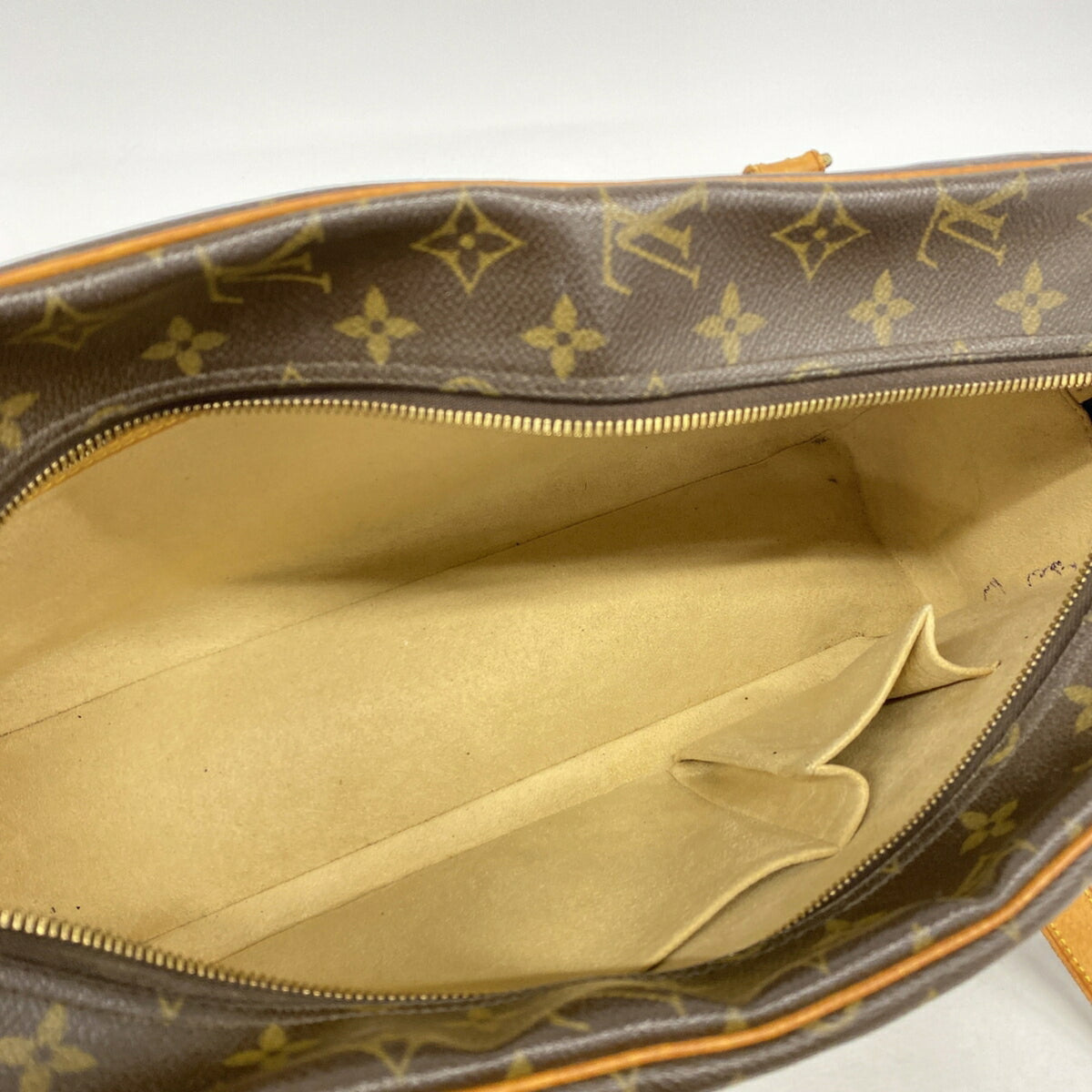 Louis Vuitton Brown Shoulder Bag (Pre-Owned)