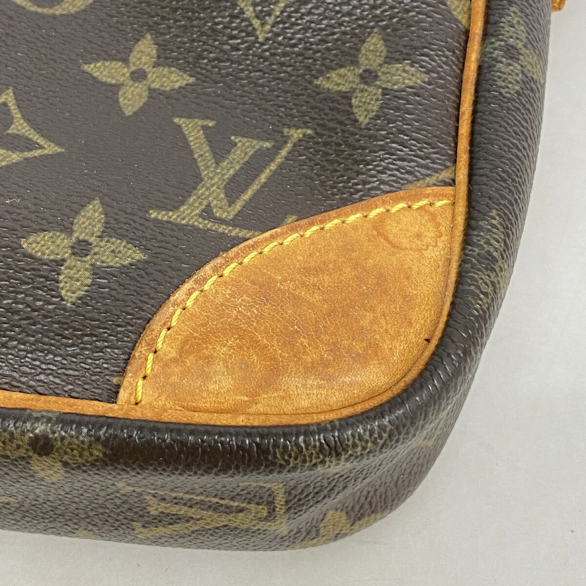 Louis Vuitton Brown Shoulder Bag (Pre-Owned)