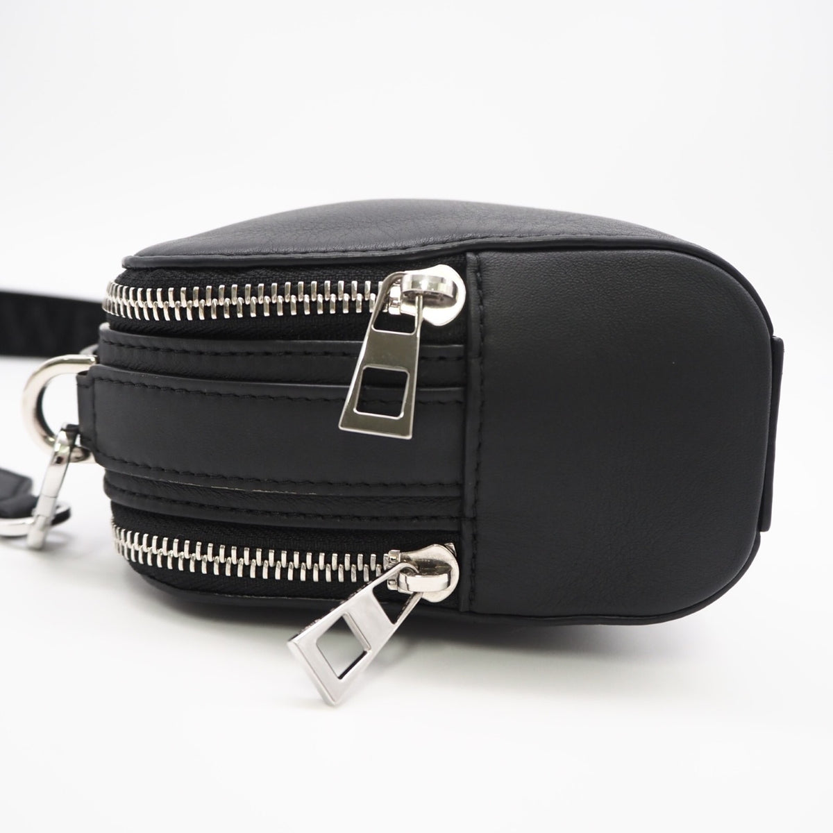Loewe Black Leather Shoulder Bag (Pre-Owned)