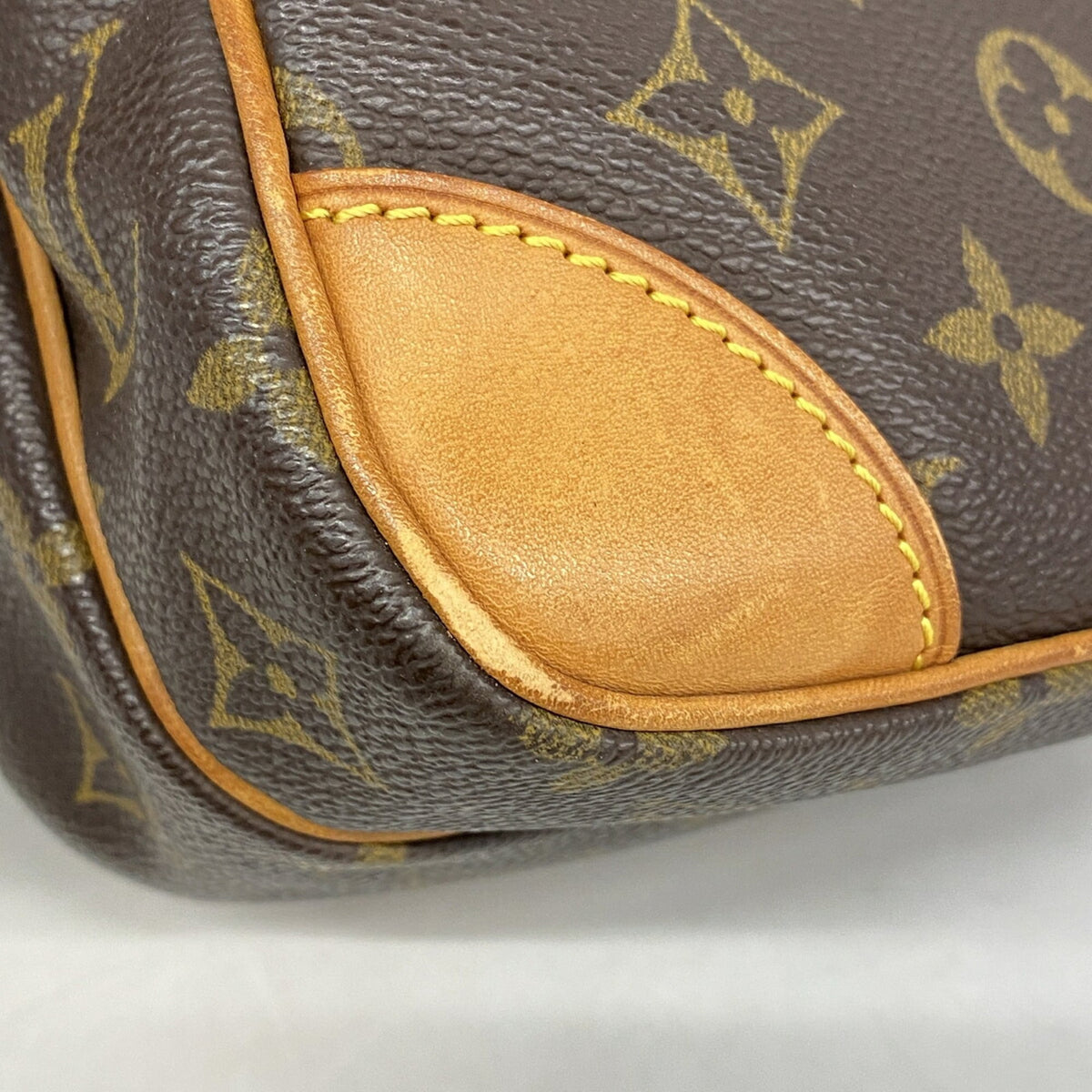 Louis Vuitton Brown Shoulder Bag (Pre-Owned)