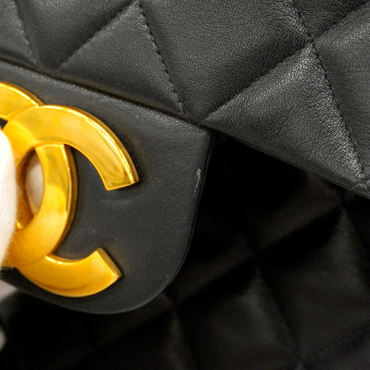 Chanel Black Leather Shoulder Bag (Pre-Owned)