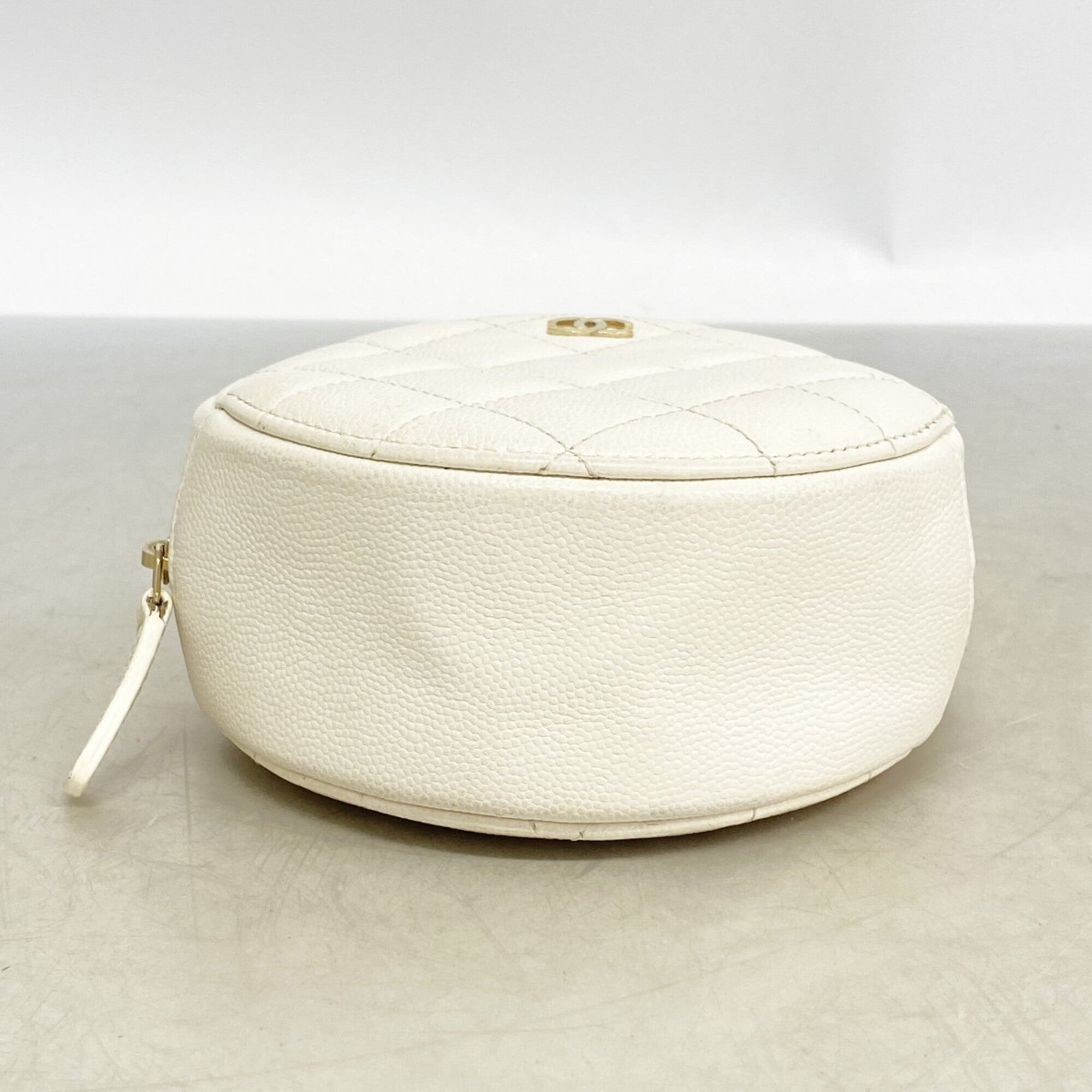 Chanel White Grained Calfskin Shoulder Bag (Pre-Owned)