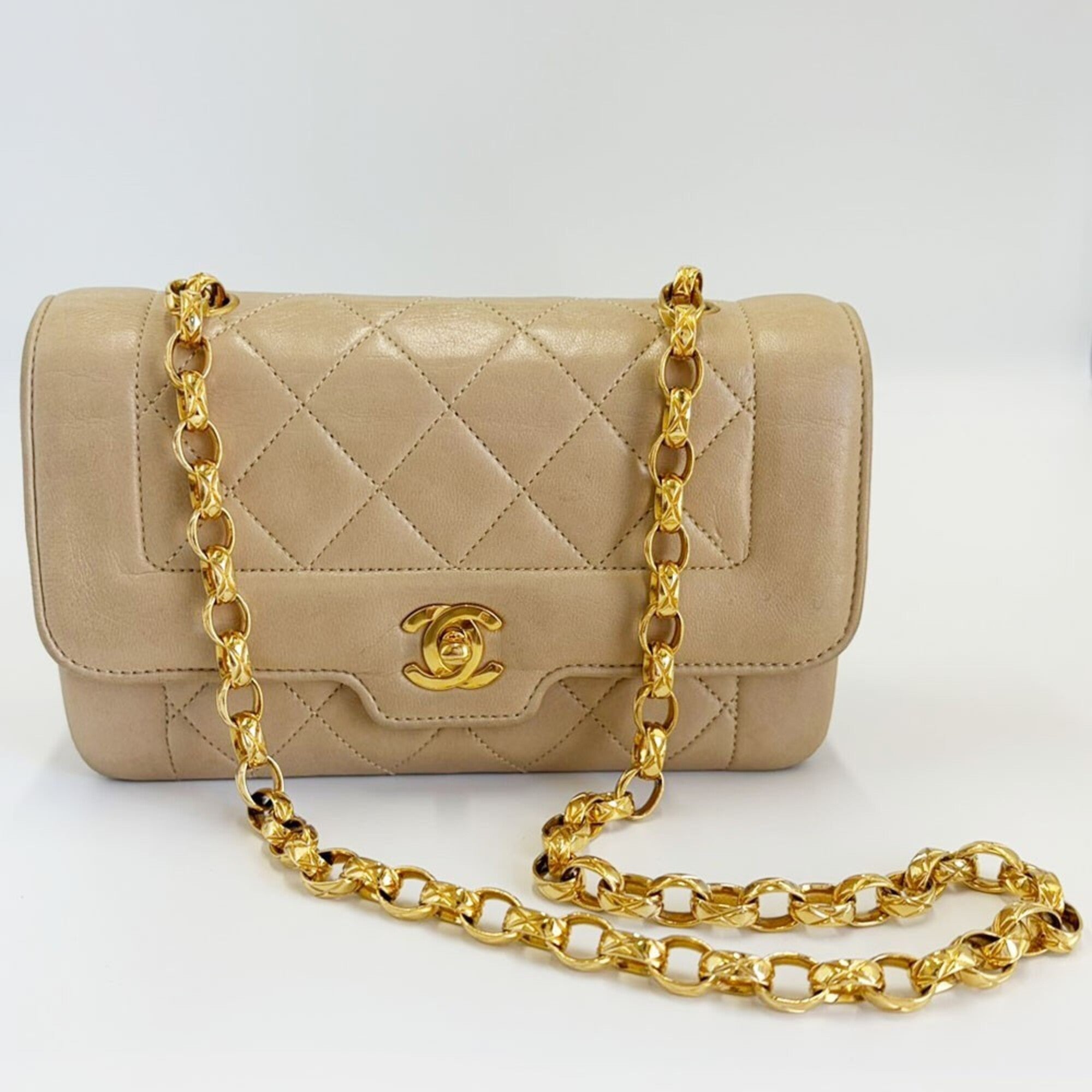 Chanel Beige Leather Shoulder Bag (Pre-Owned)