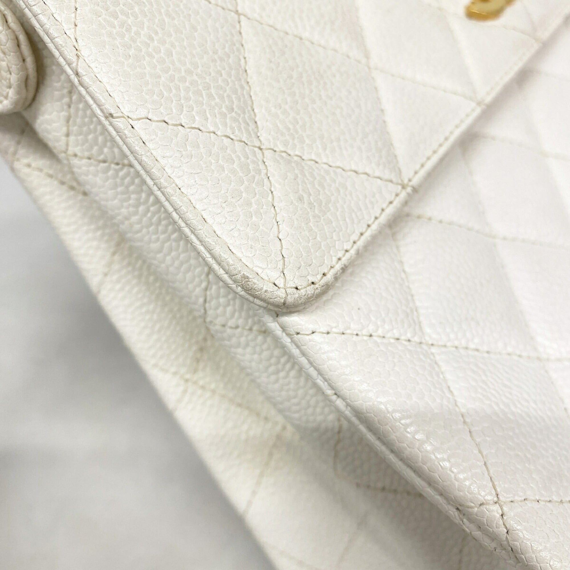 Chanel White Grained Calfskin Shoulder Bag (Pre-Owned)