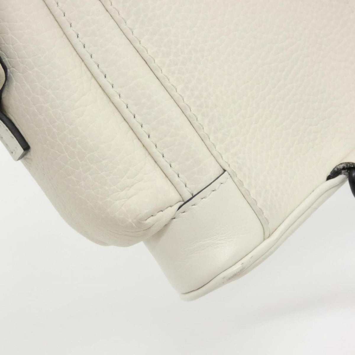 Louis Vuitton Blanc Shoulder Bag (Pre-Owned)