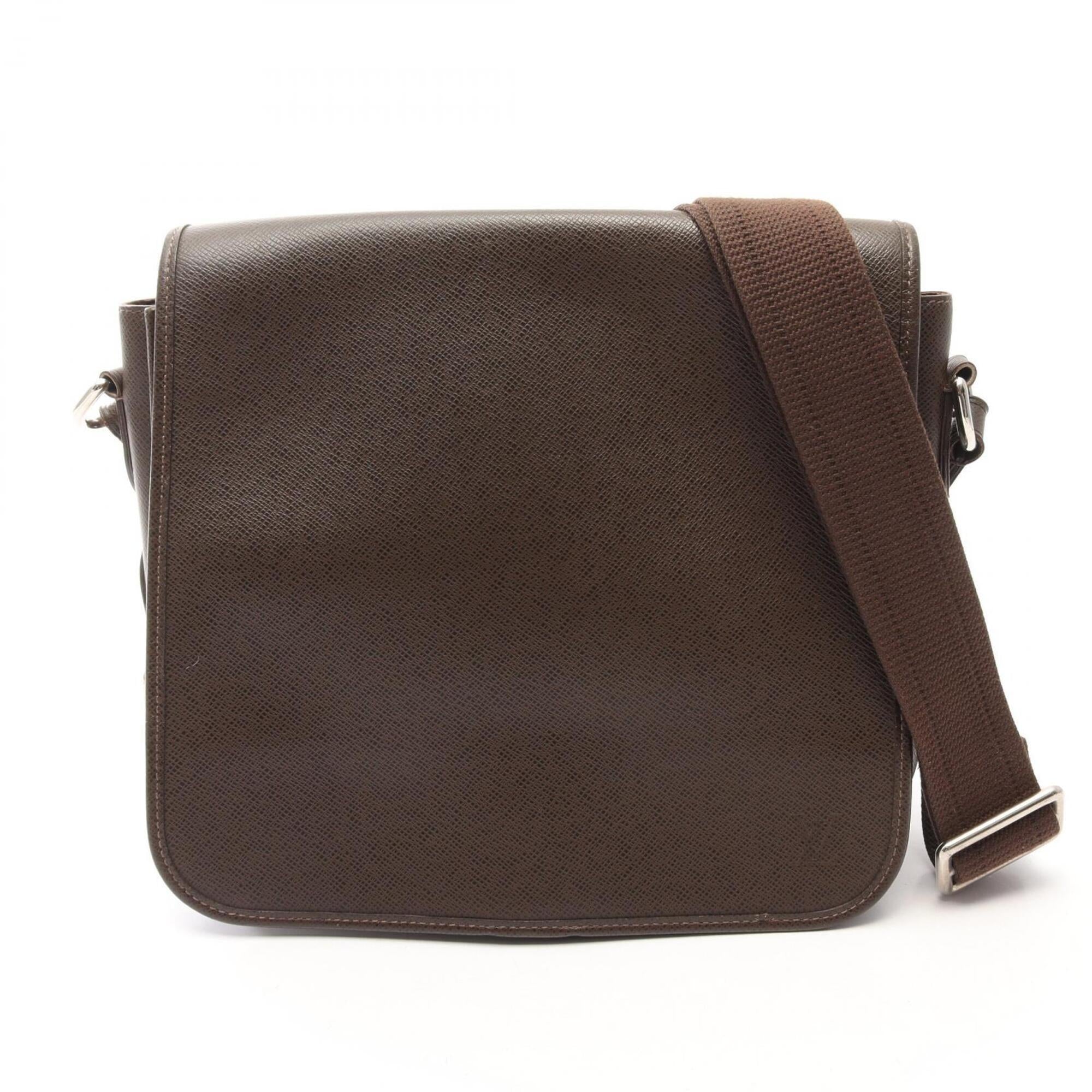 Louis Vuitton Brown Grizzly Taiga Leather Shoulder Bag (Pre-Owned)