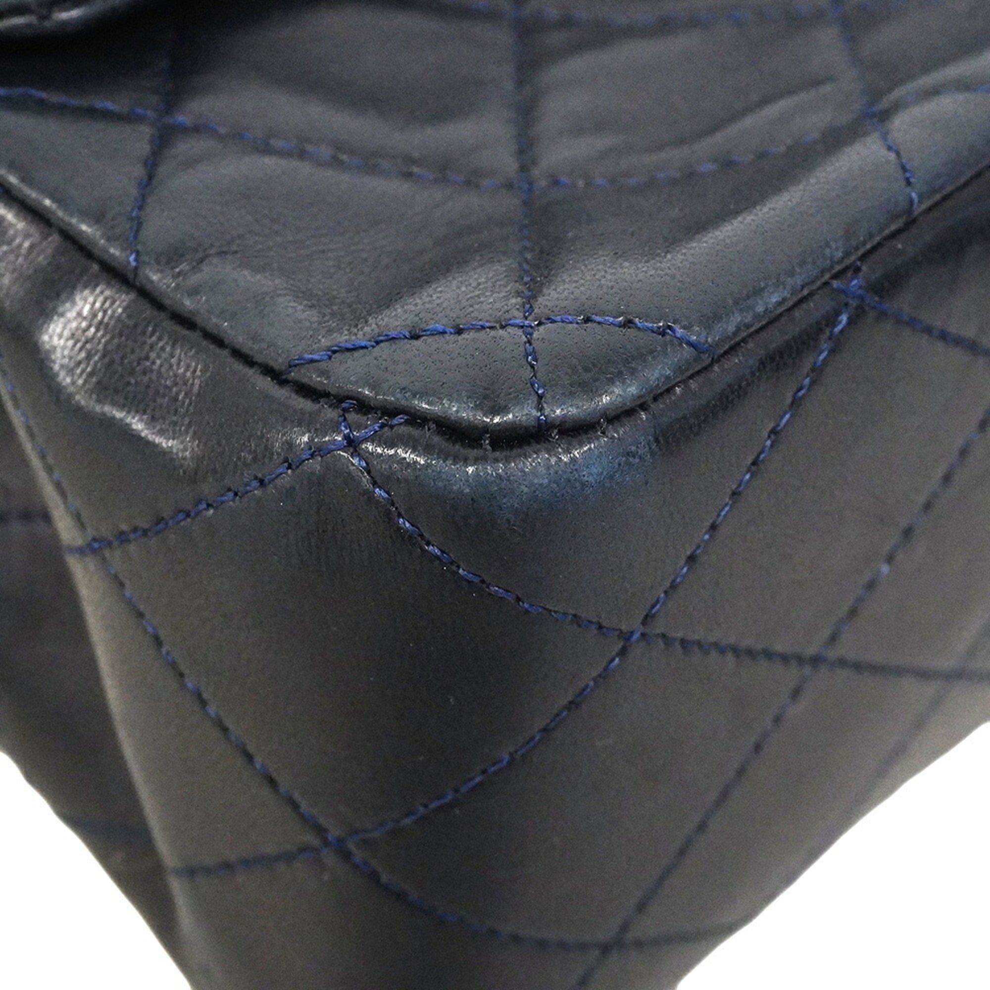 Chanel Black Leather Shoulder Bag (Pre-Owned)