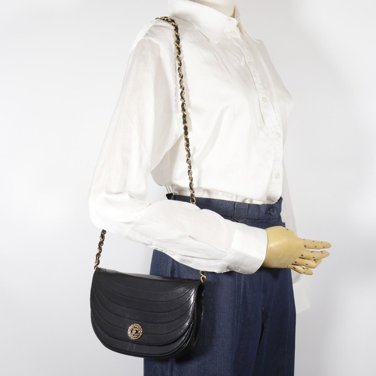 Chanel Black Leather Shoulder Bag (Pre-Owned)