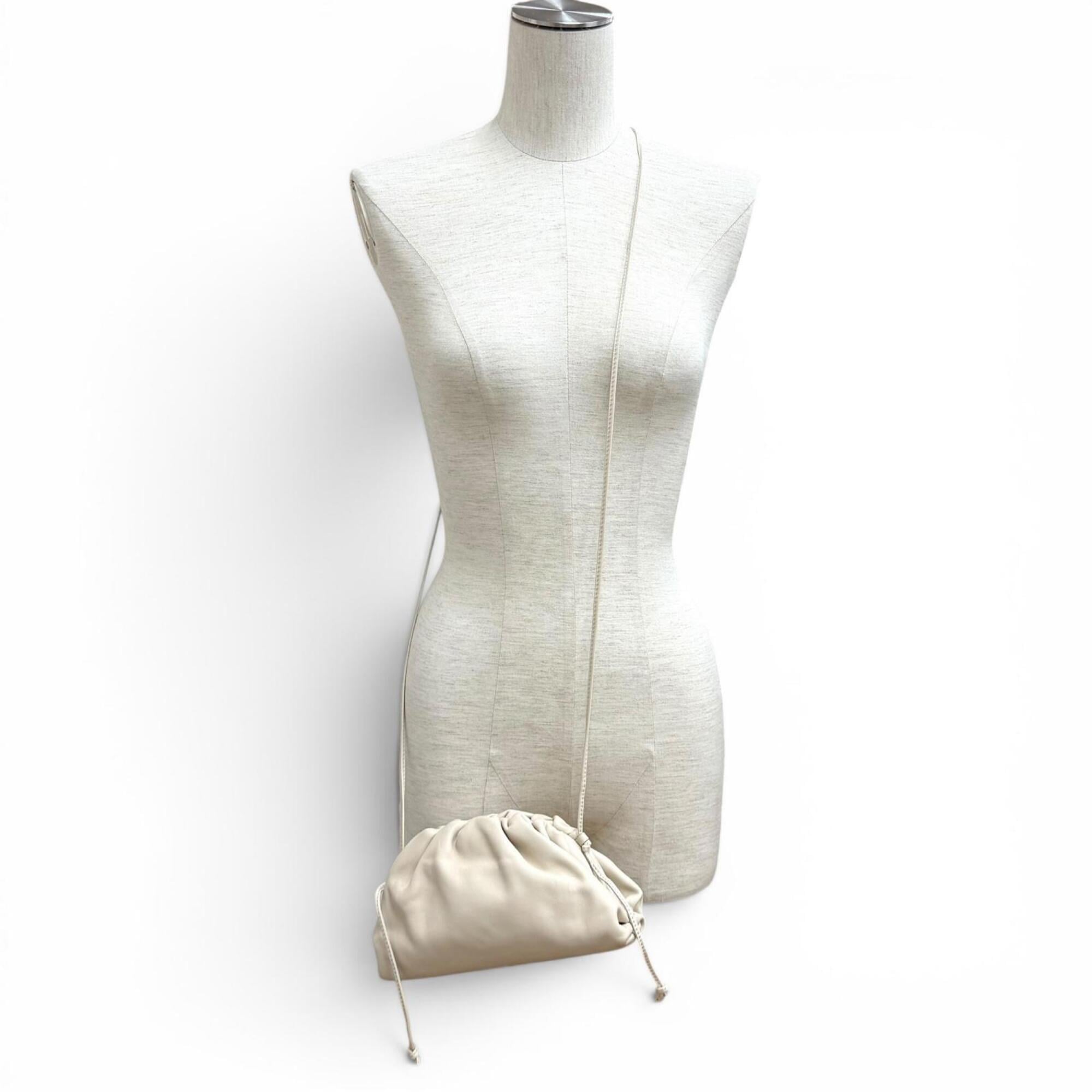 Bottega Veneta Ivory Leather Pouch Shoulder Bag (Pre-Owned)
