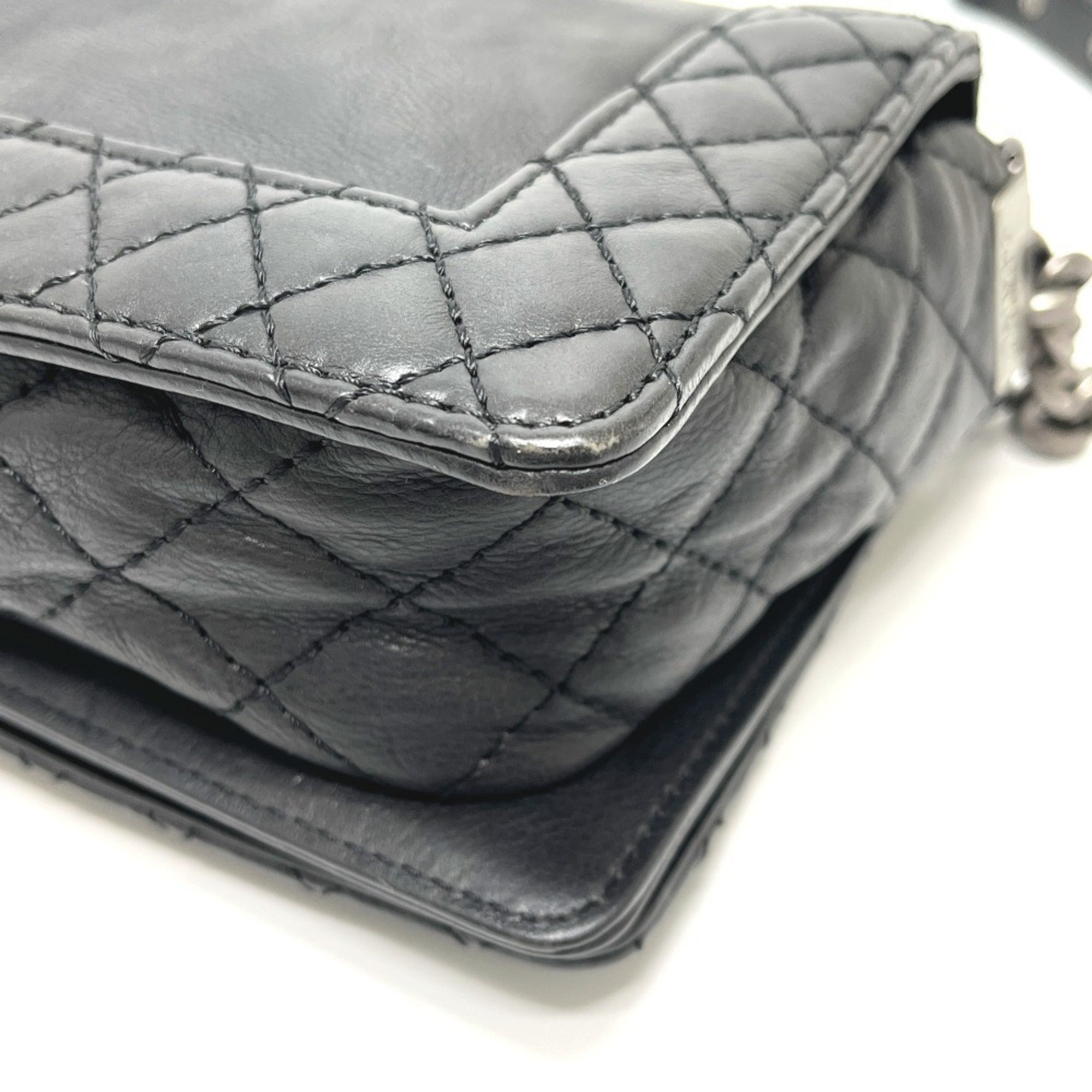 Chanel Boy Chanel Black Leather Shoulder Bag (Pre-Owned)