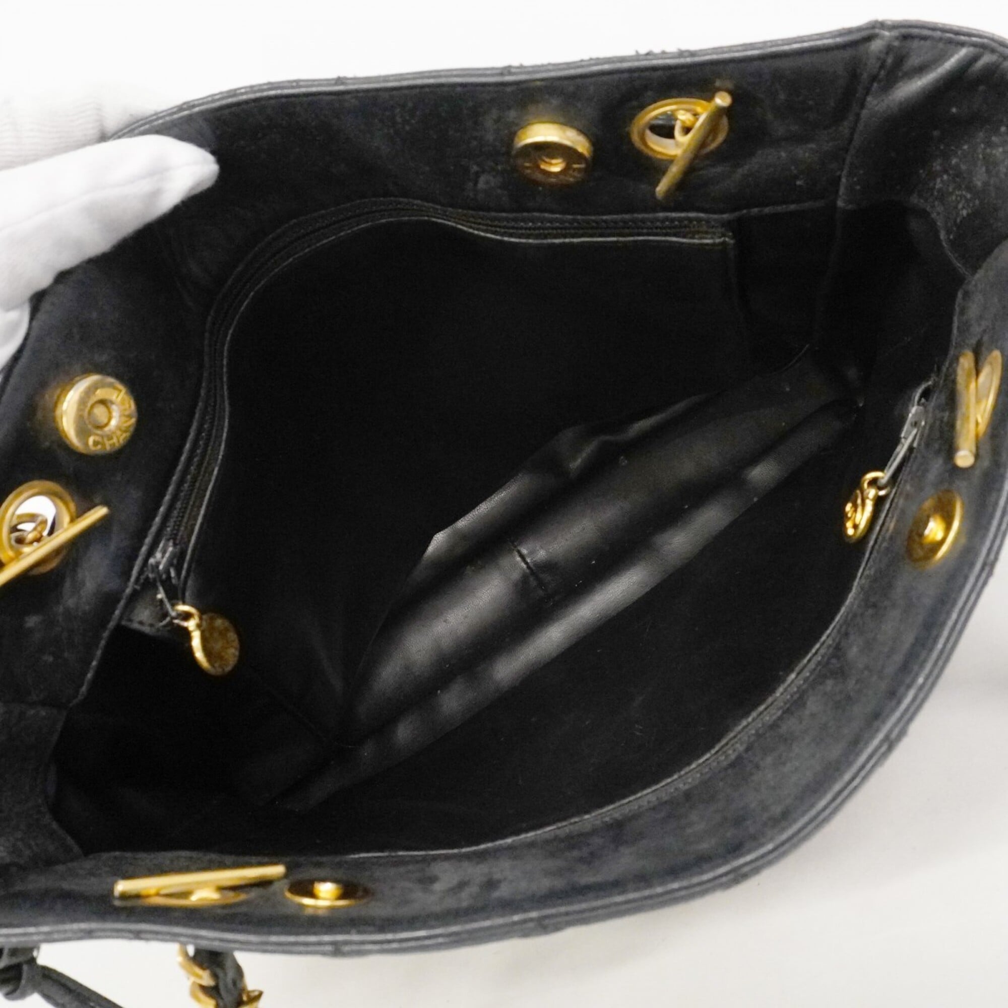 Chanel Black Leather Shoulder Bag (Pre-Owned)