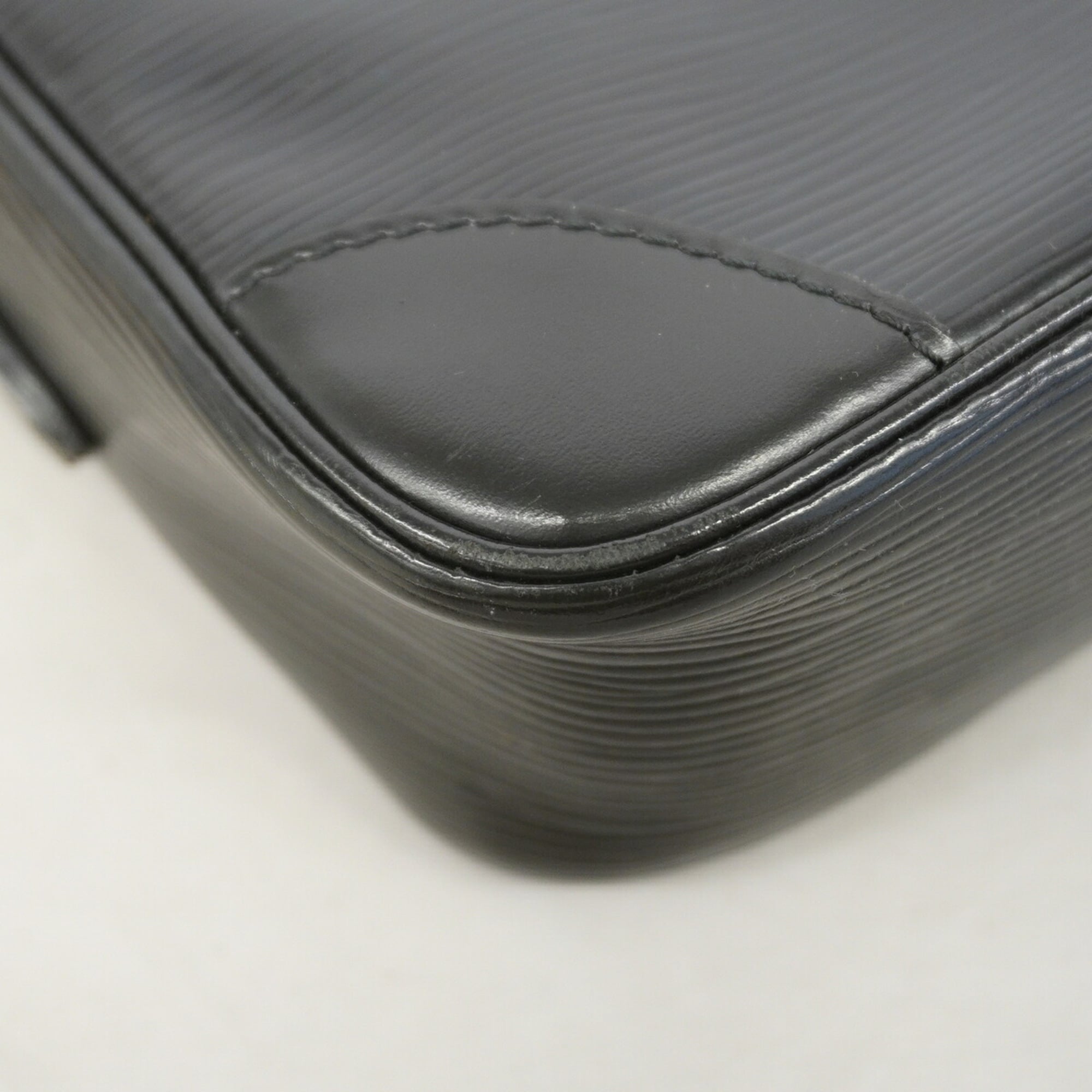 Louis Vuitton Noir Shoulder Bag (Pre-Owned)