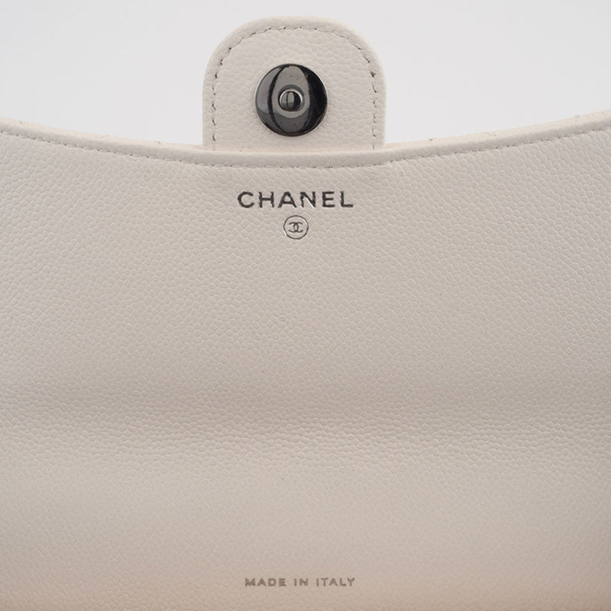 Chanel Matelasse White Caviar Leather Shoulder Bag (Pre-Owned)
