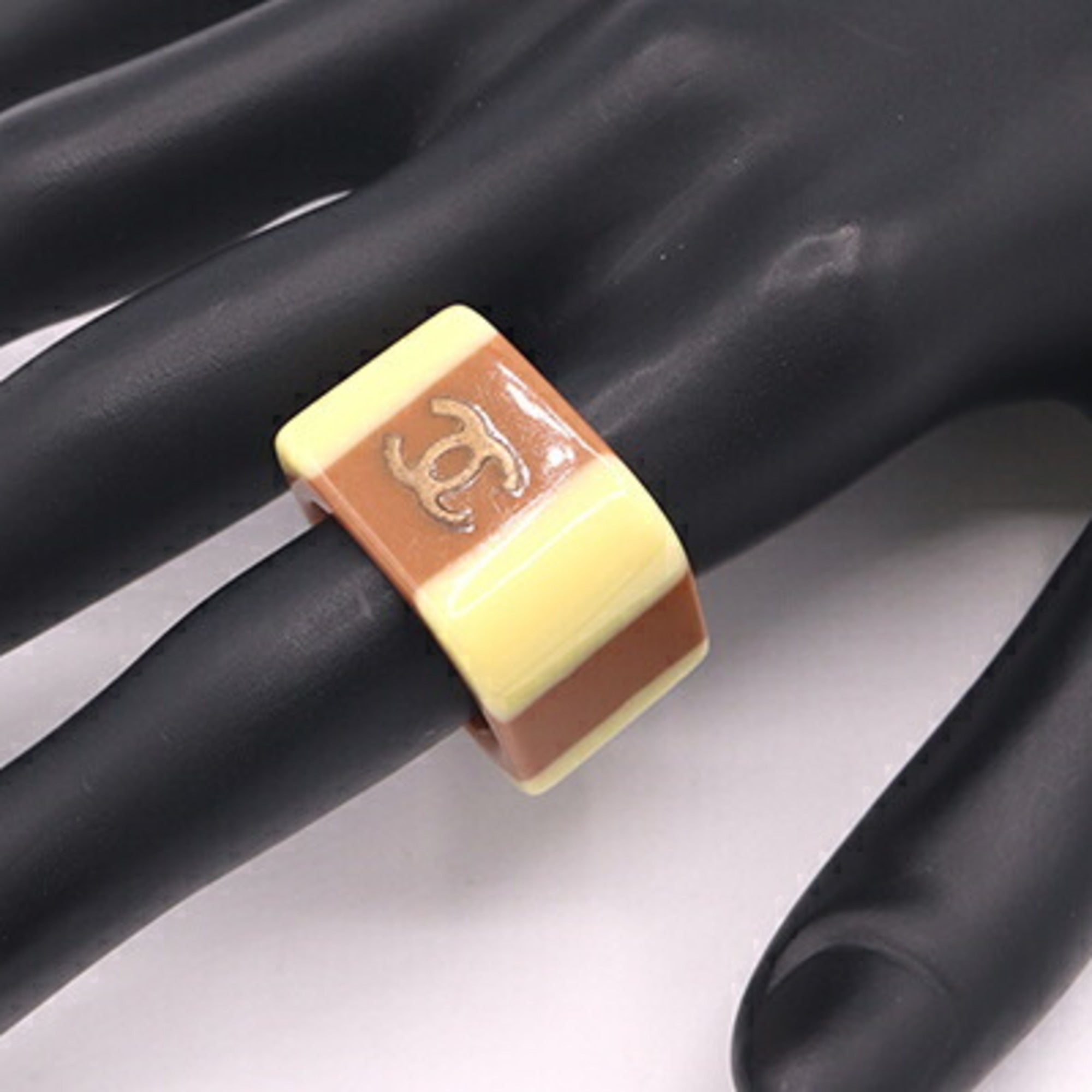 Chanel Brown Cream Yellow Plastic Band Ring (Pre-Owned)