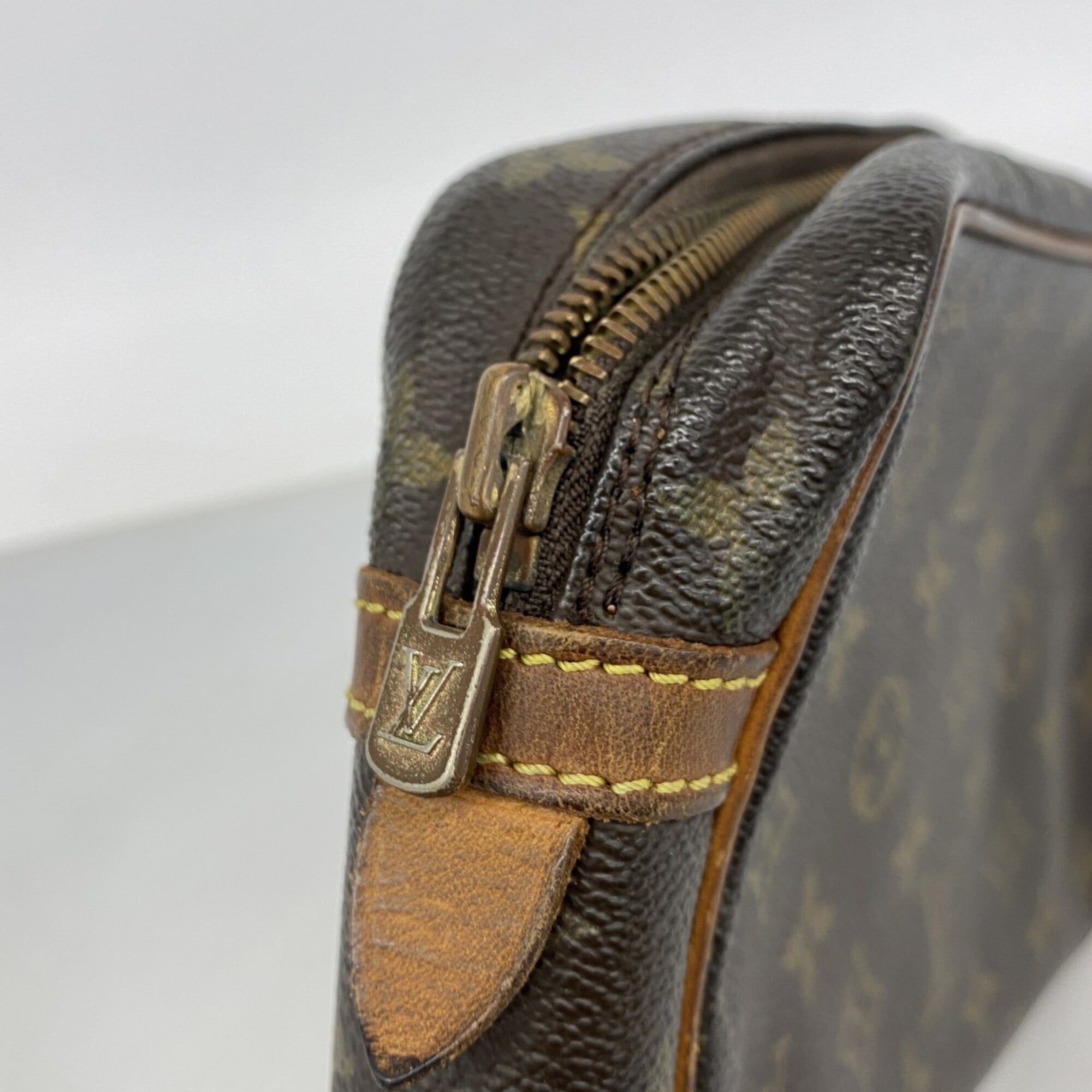 Louis Vuitton Brown Clutch Bag (Pre-Owned)