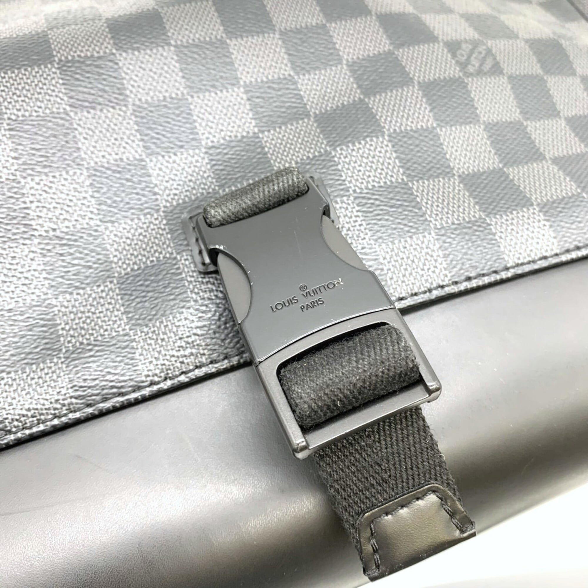 Louis Vuitton Black Damier Graphite Canvas Messenger Bag Shoulder Bag (Pre-Owned)