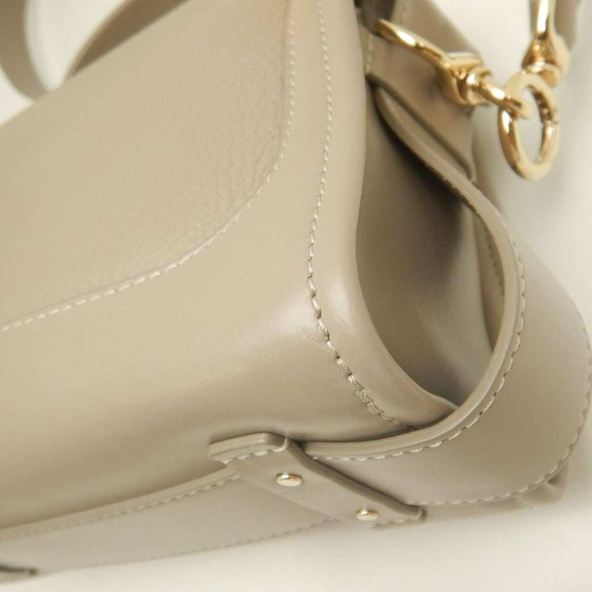 Chloé Grayish Leather Handbag (Pre-Owned)