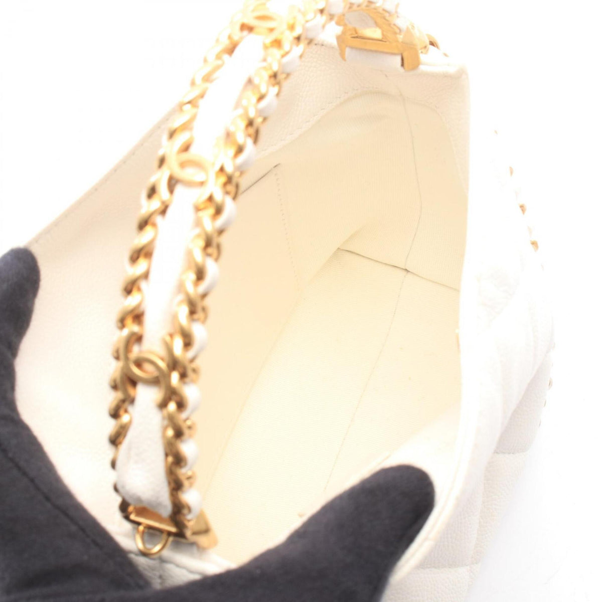 Chanel White Grained Calfskin Handbag (Pre-Owned)