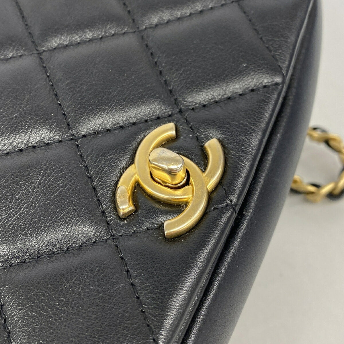 Chanel Black Leather Shoulder Bag (Pre-Owned)