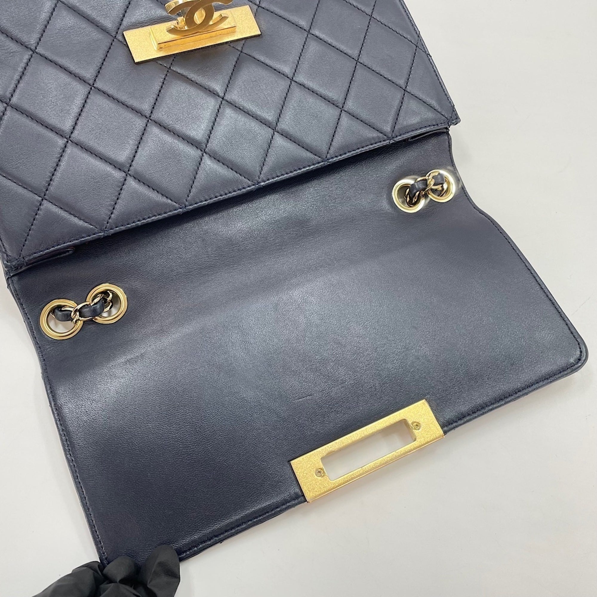 Chanel Navy Shoulder Bag (Pre-Owned)