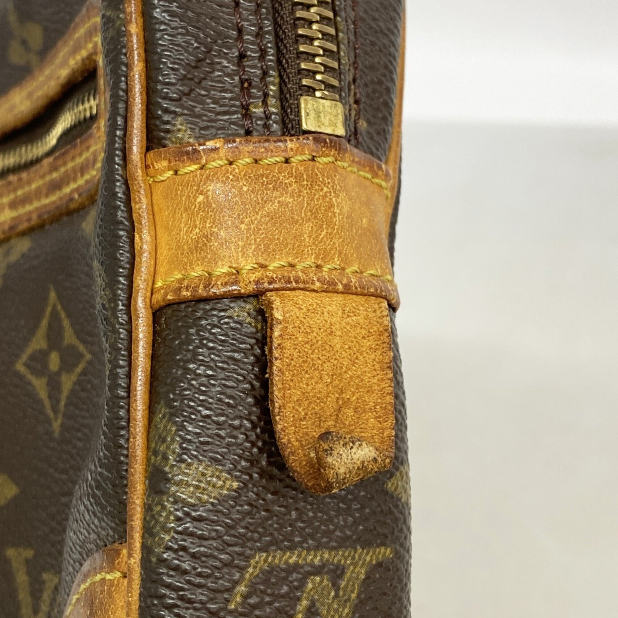 Louis Vuitton Brown Clutch Bag (Pre-Owned)