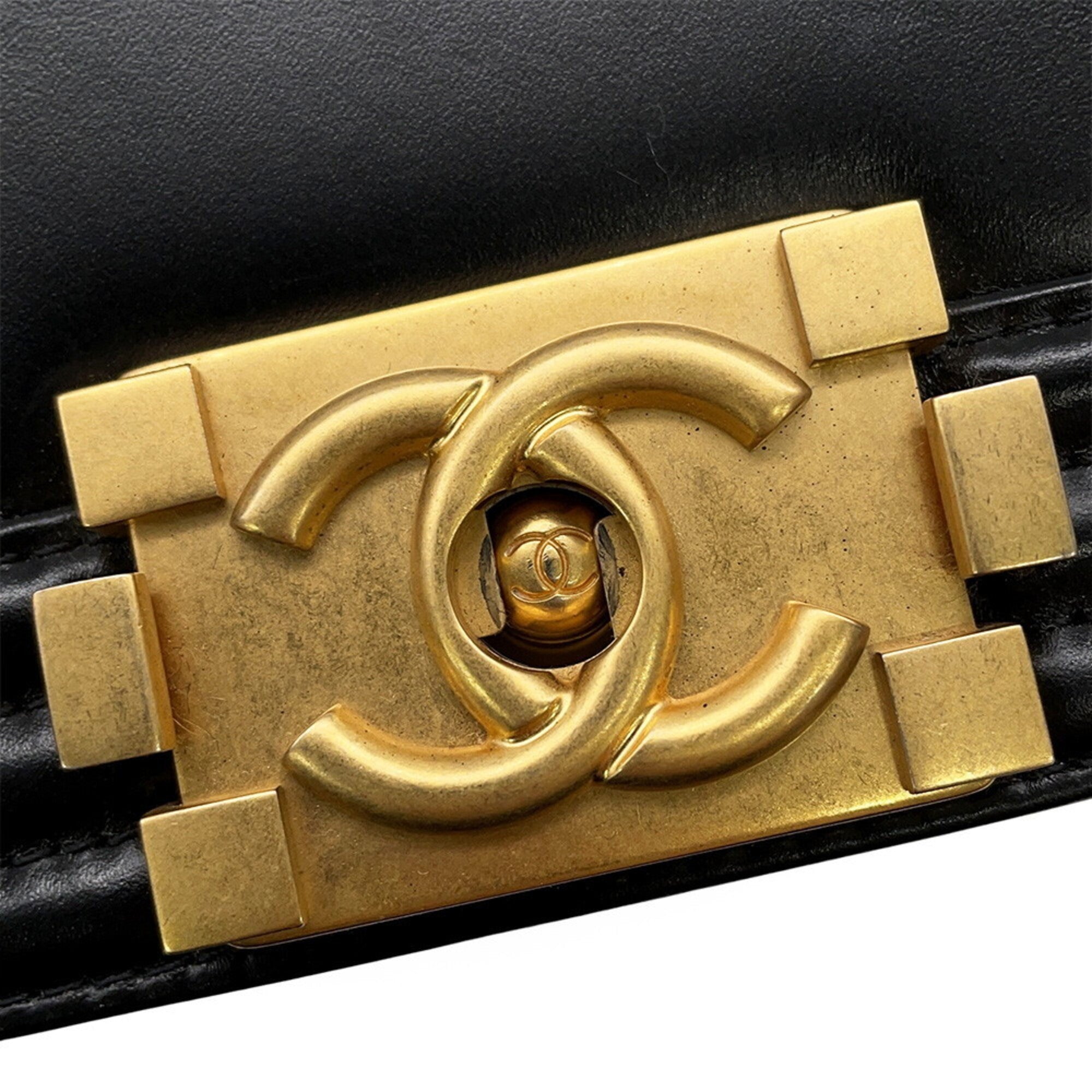 Chanel Black Leather Shoulder Bag (Pre-Owned)