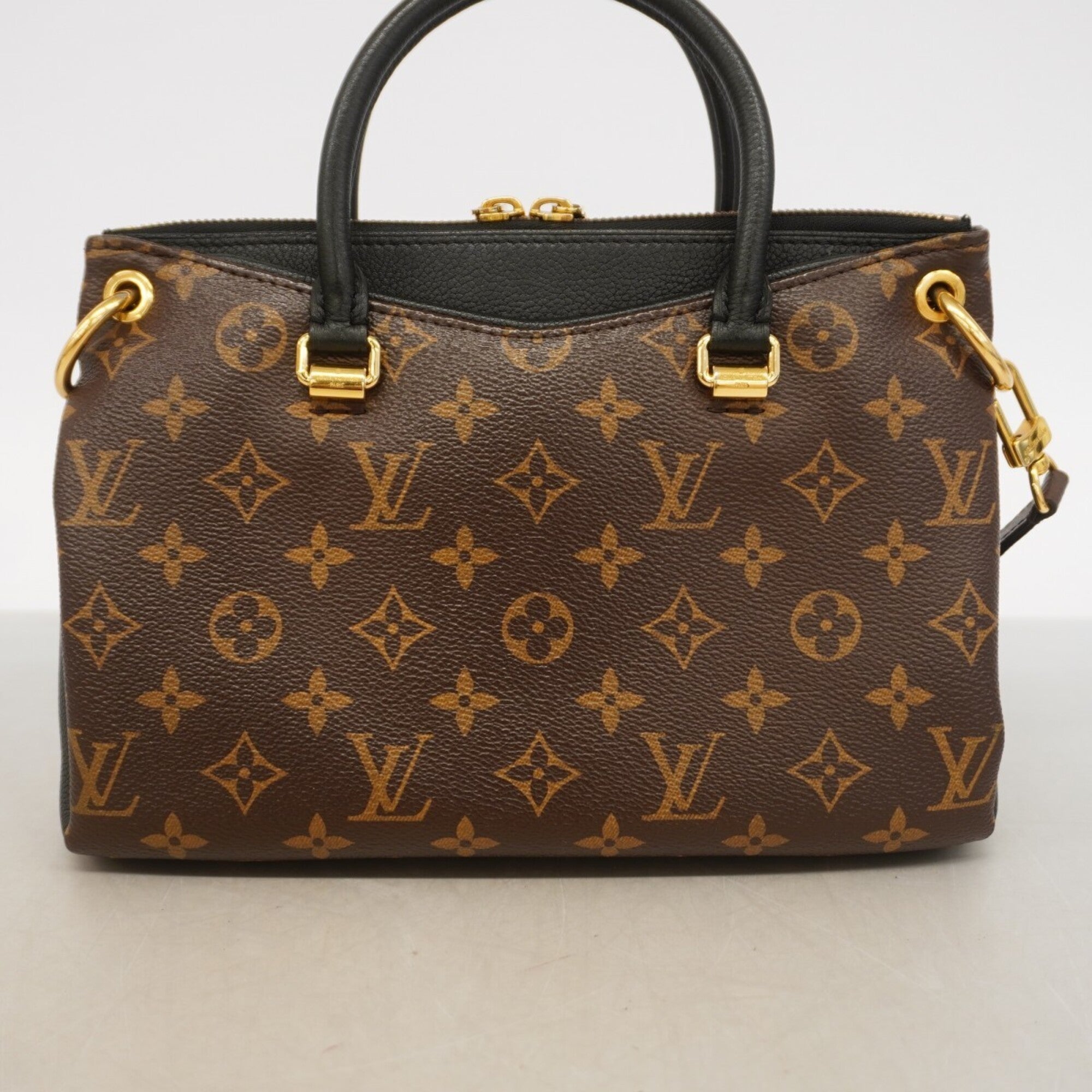 Louis Vuitton Noir Handbag (Pre-Owned)