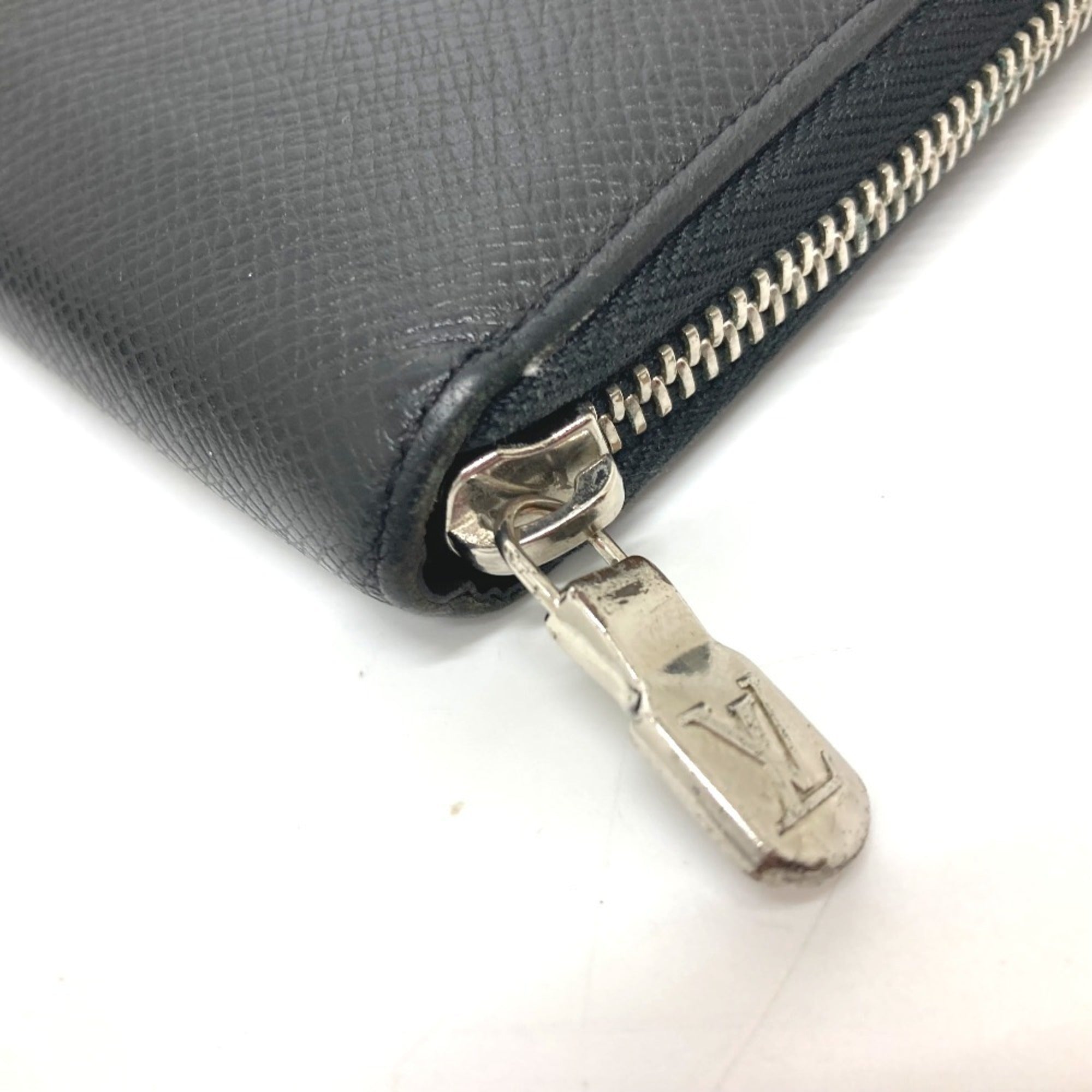 Louis Vuitton Black Noir Taiga Leather Leather Long Wallet (Bi-Fold) (Pre-Owned)