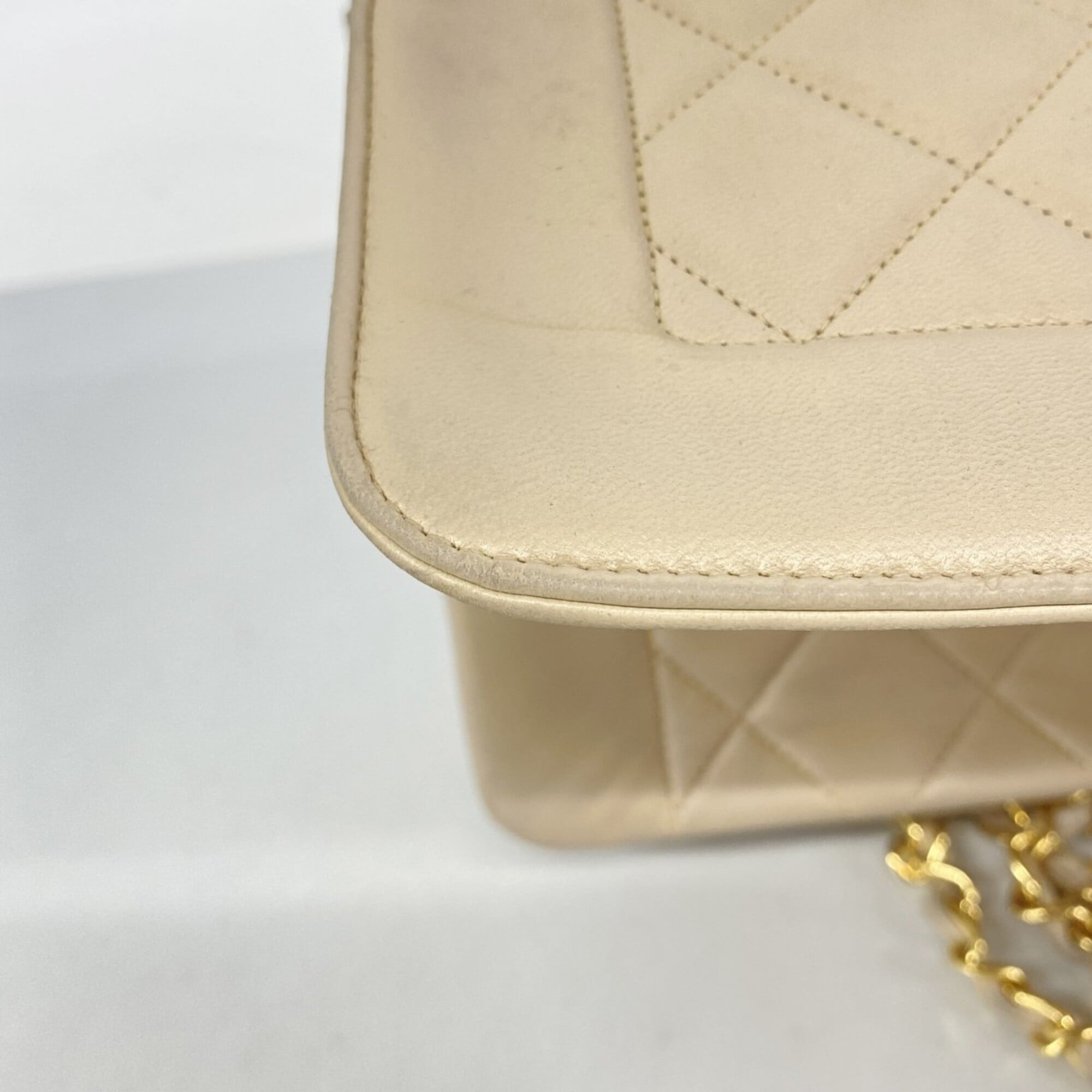 Chanel Beige Leather Shoulder Bag (Pre-Owned)