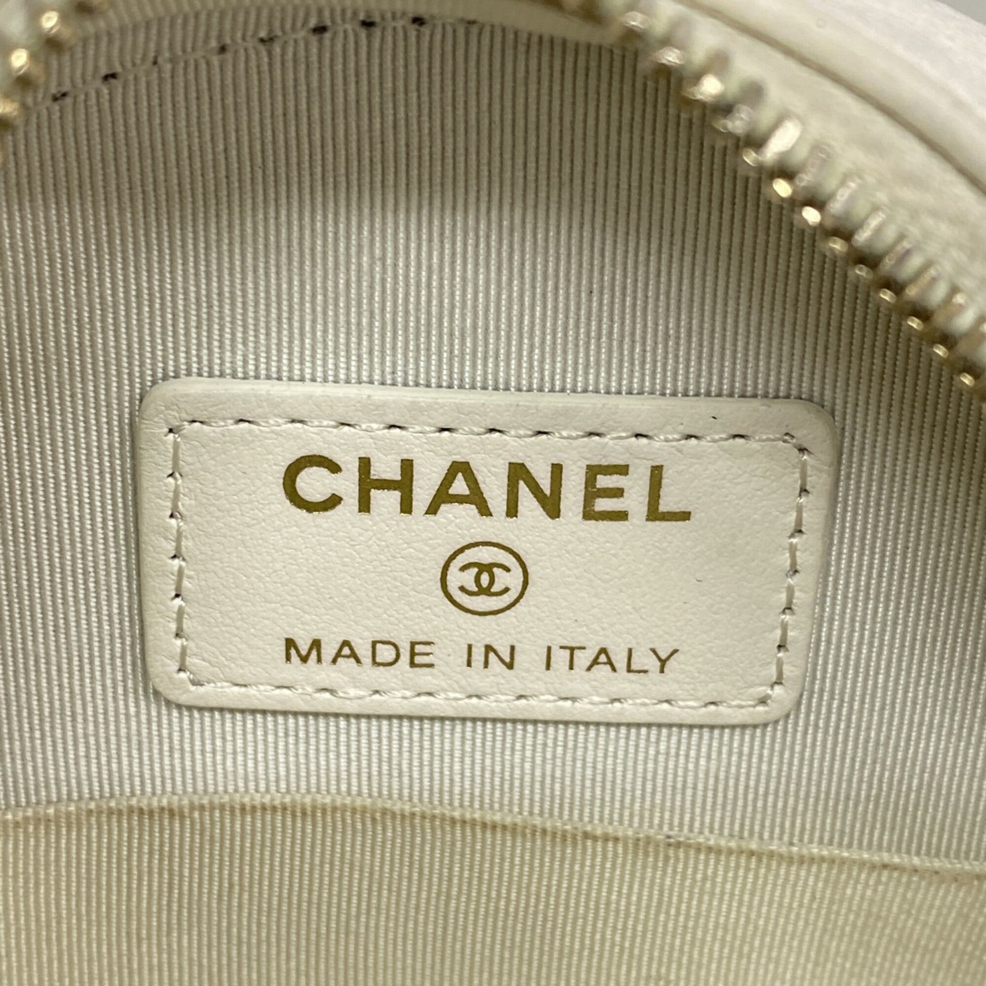 Chanel White Grained Calfskin Shoulder Bag (Pre-Owned)