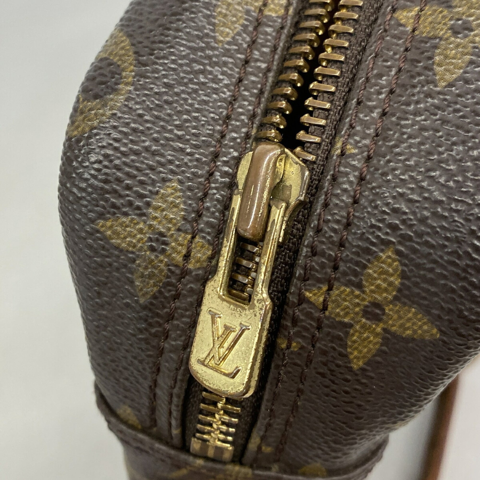Louis Vuitton Brown Shoulder Bag (Pre-Owned)