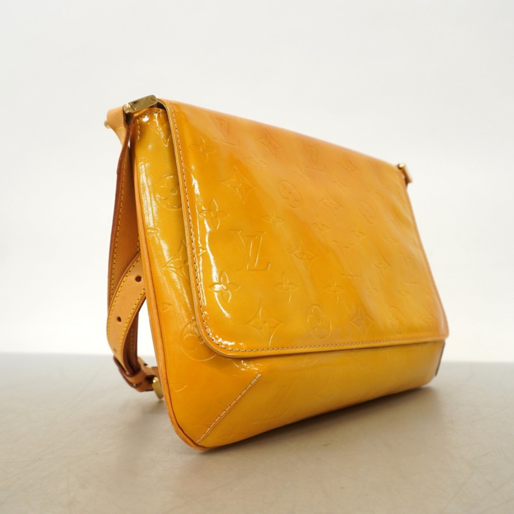 Louis Vuitton Beige Shoulder Bag (Pre-Owned)