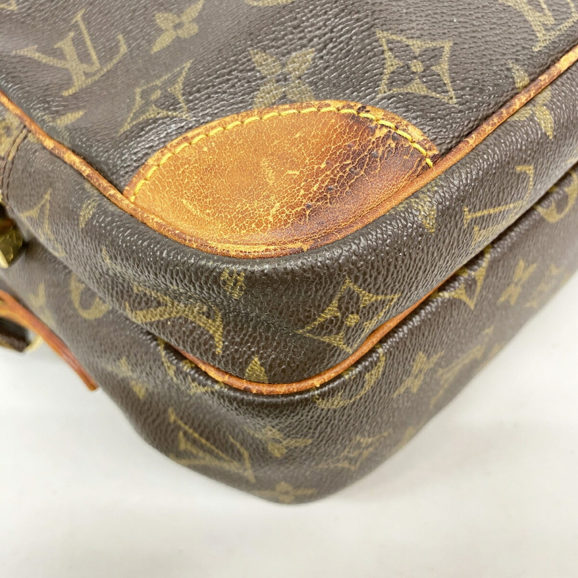 Louis Vuitton Brown Shoulder Bag (Pre-Owned)