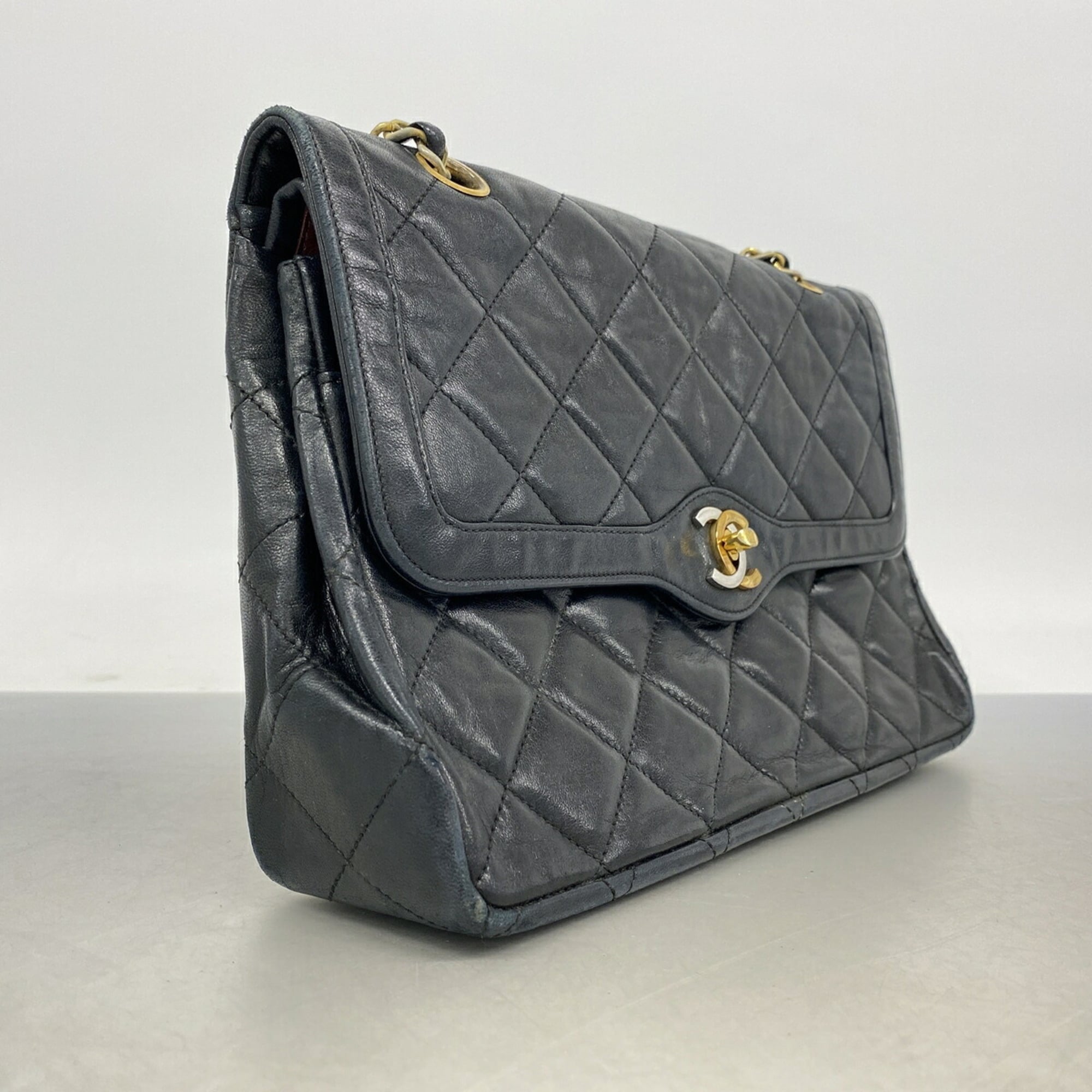 Chanel Black Leather Shoulder Bag (Pre-Owned)