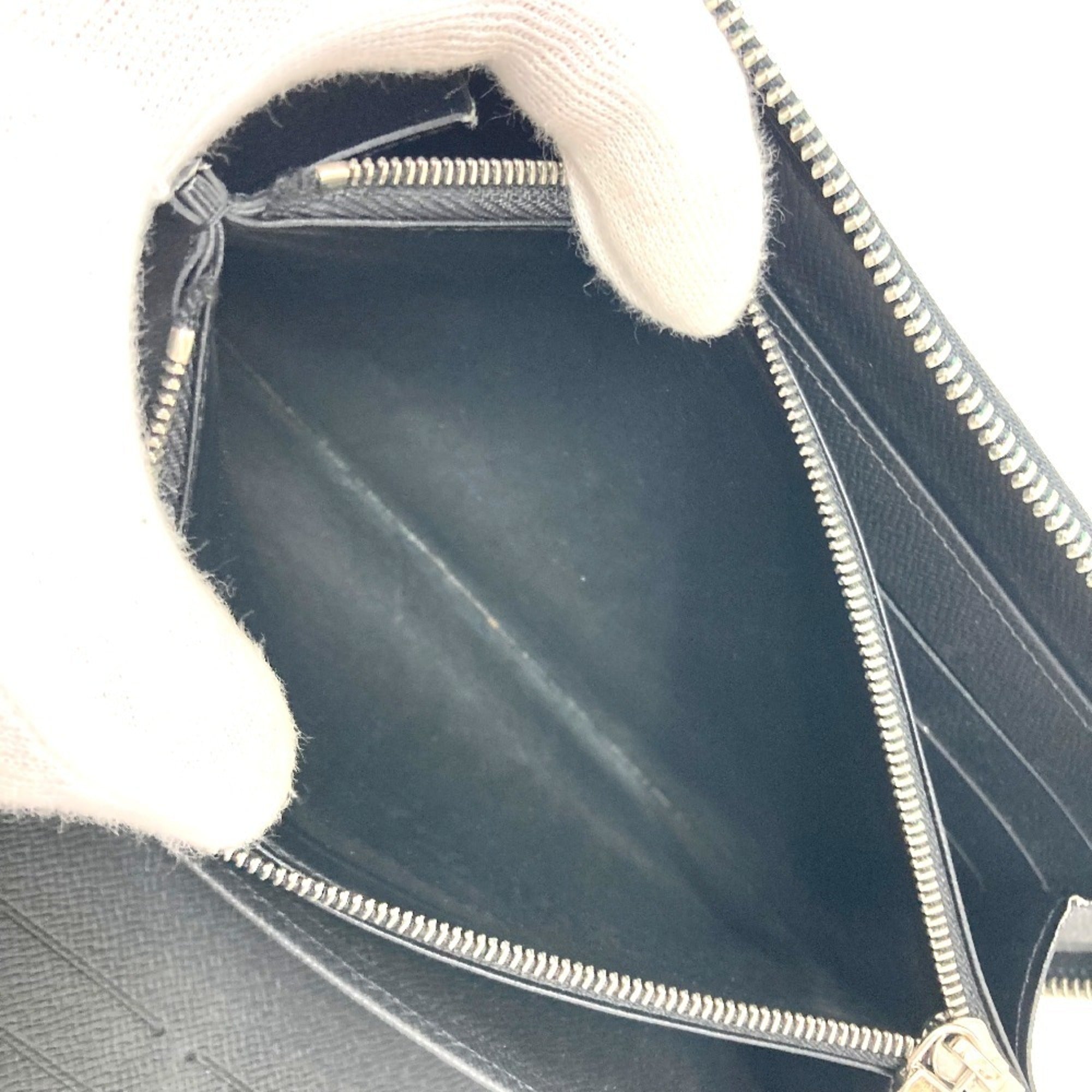 Louis Vuitton Black Noir Taiga Leather Leather Long Wallet (Bi-Fold) (Pre-Owned)