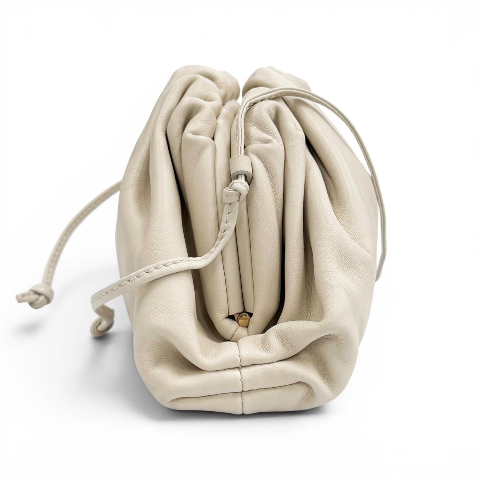 Bottega Veneta Ivory Leather Pouch Shoulder Bag (Pre-Owned)