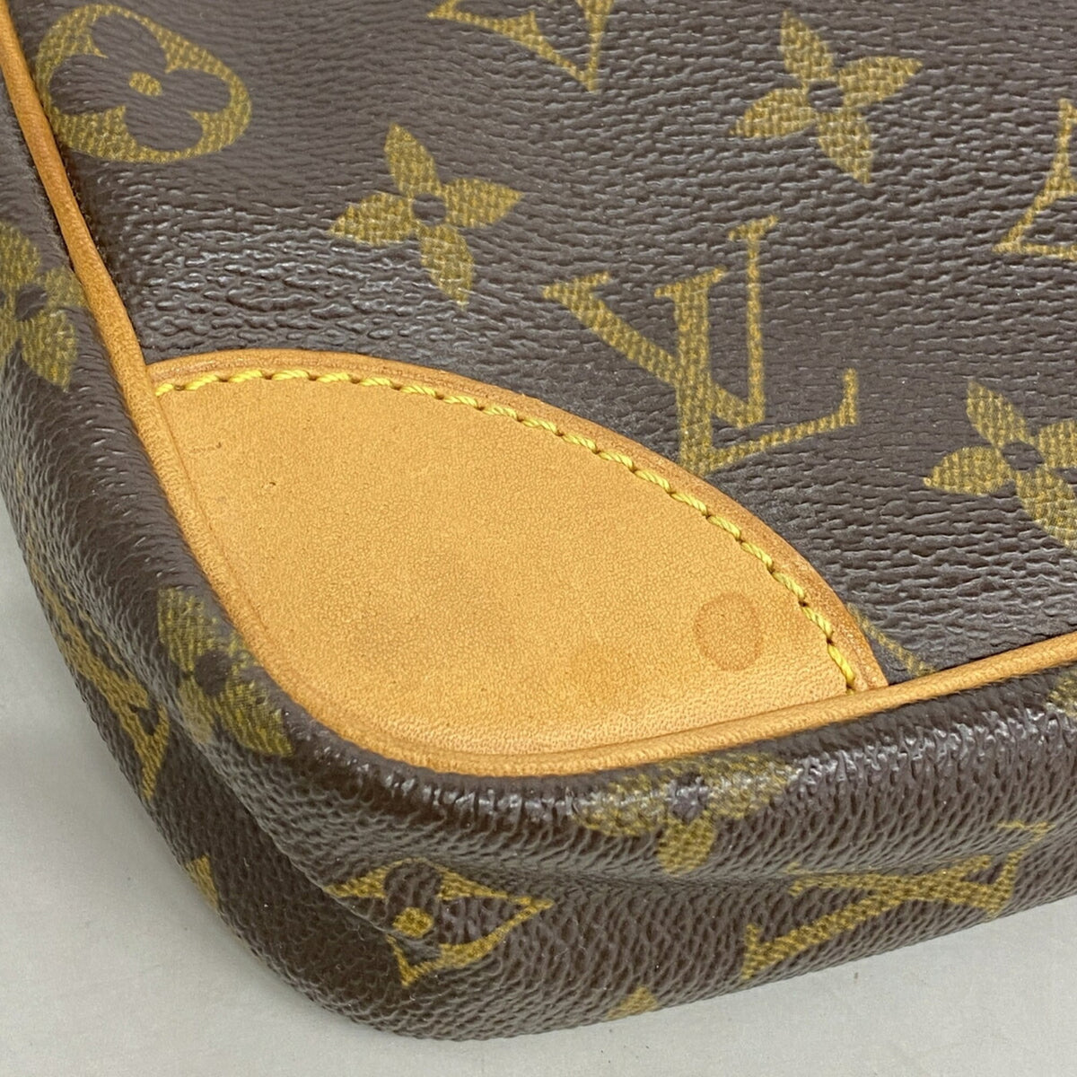 Louis Vuitton Brown Clutch Bag (Pre-Owned)